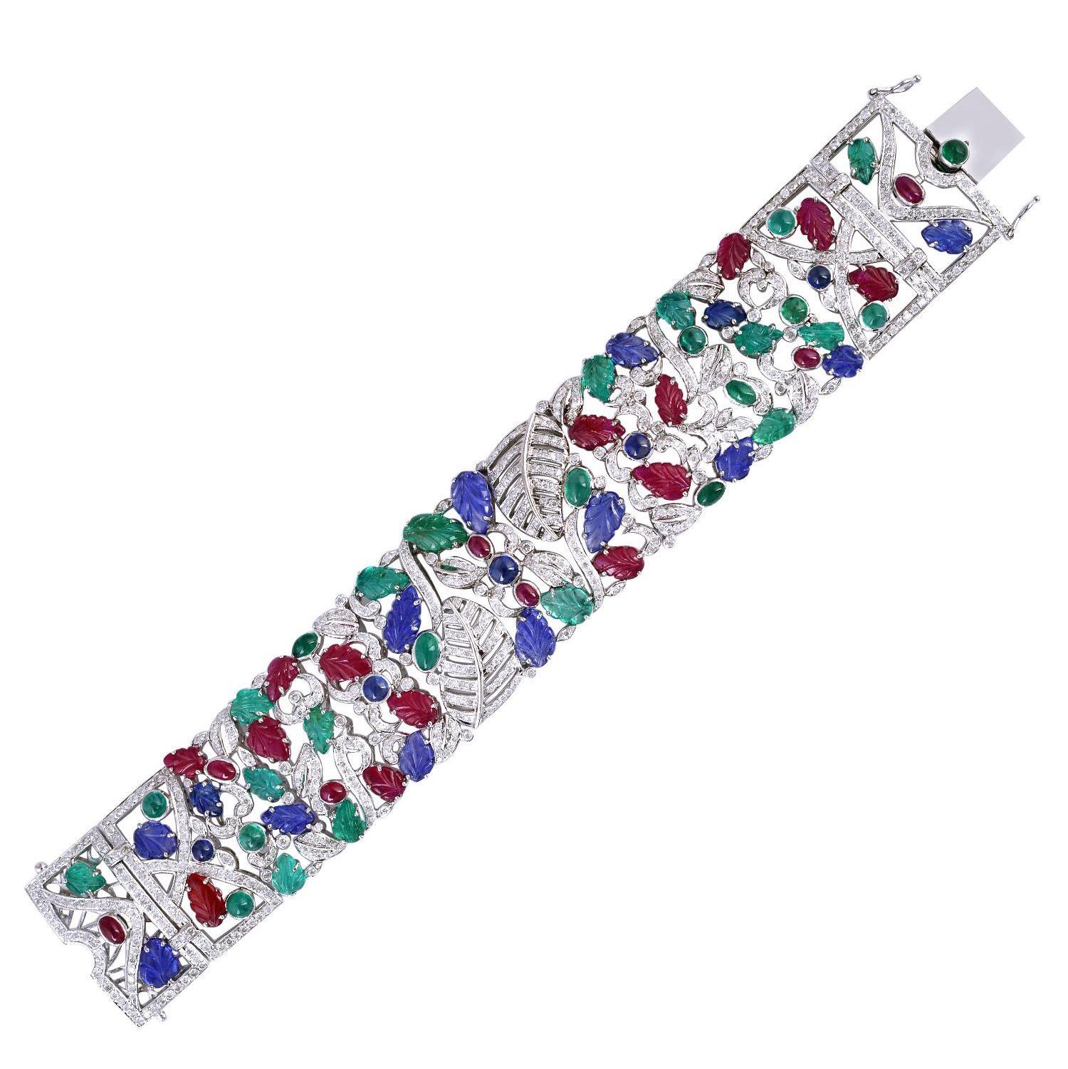 Eine atemberaubende Manschette, handgefertigt aus 14 Karat Gold und mit handgeschnitzten Blattmotiven. Er ist mit 13,07 Karat Smaragd, 12,25 Karat Rubin, Saphir und 5,9 Karat funkelnden Diamanten besetzt. Spange Verschluss

FOLLOW MEGHNA JEWELS