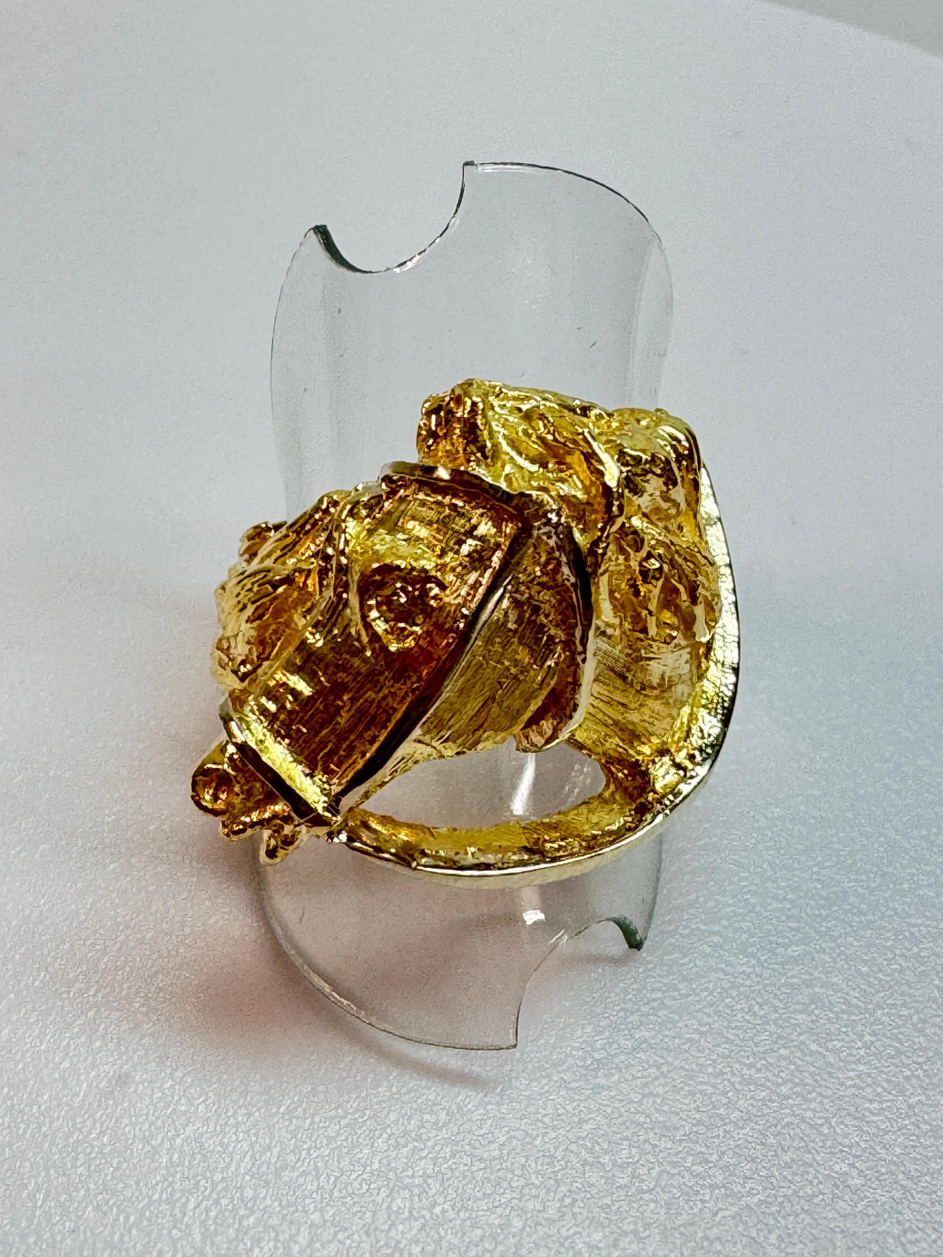 Bague tête de cheval en or jaune 18K sculptée à la main en vente 4