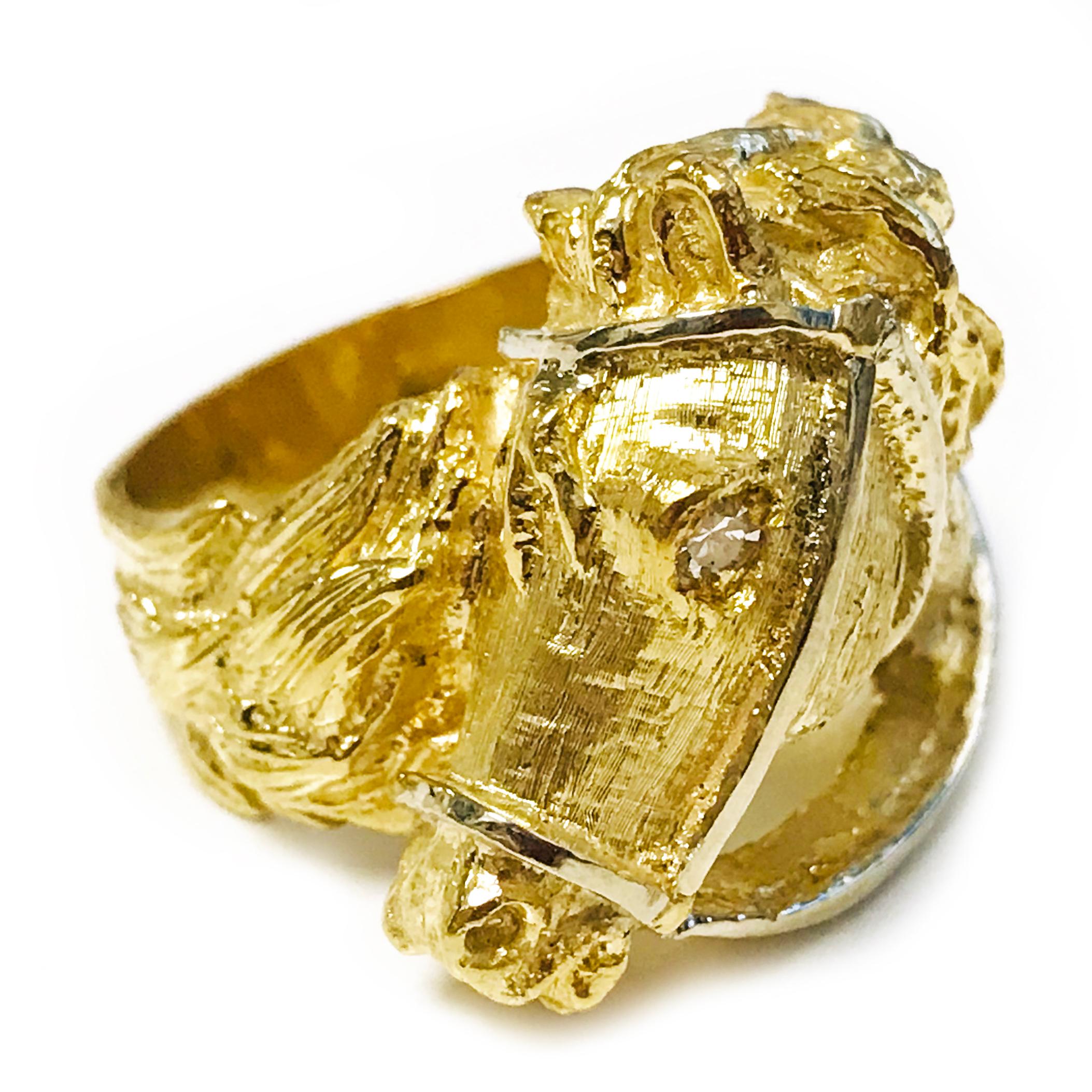 Moderne Bague tête de cheval en or jaune 18K sculptée à la main en vente