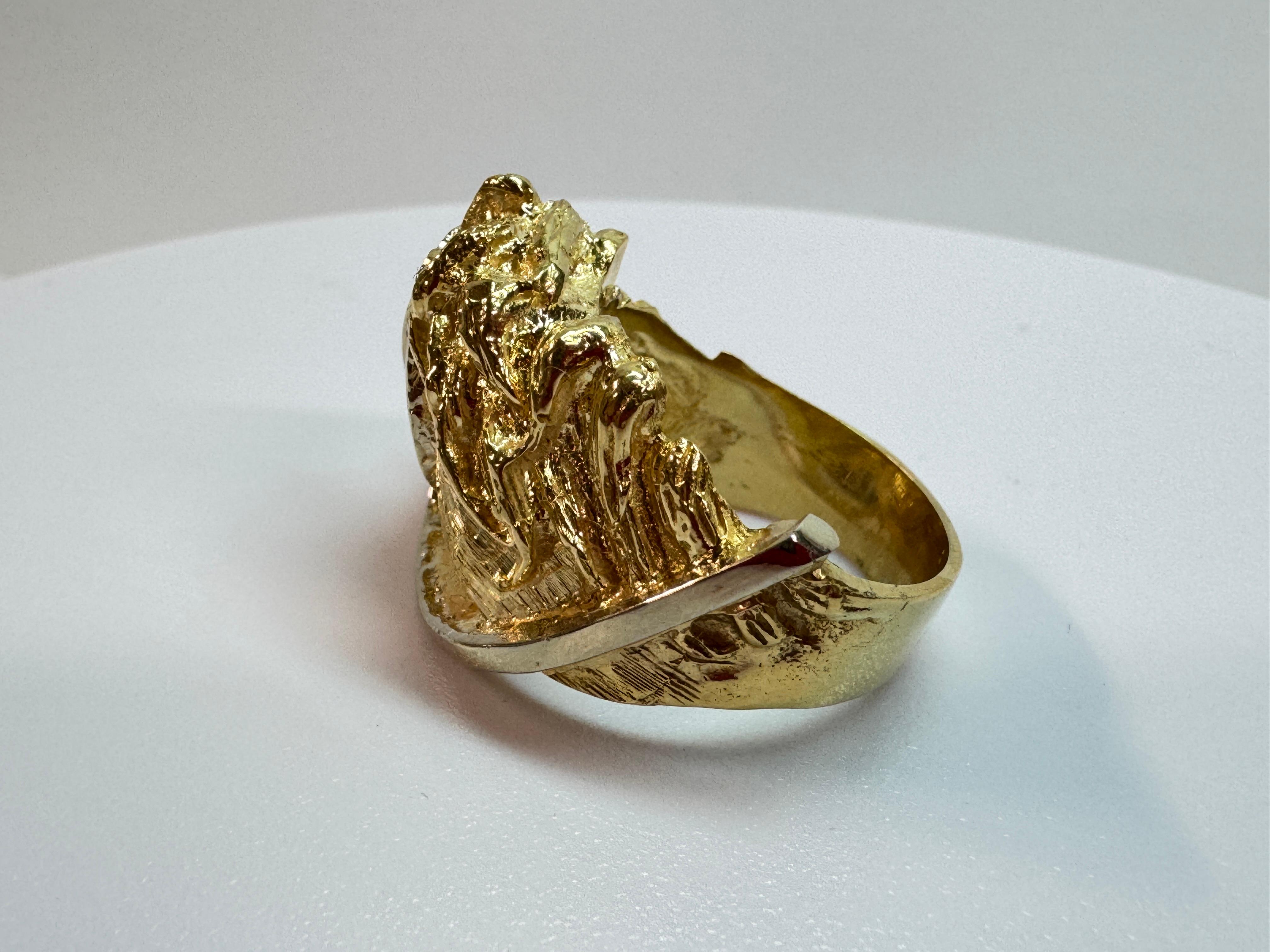 Bague tête de cheval en or jaune 18K sculptée à la main en vente 3
