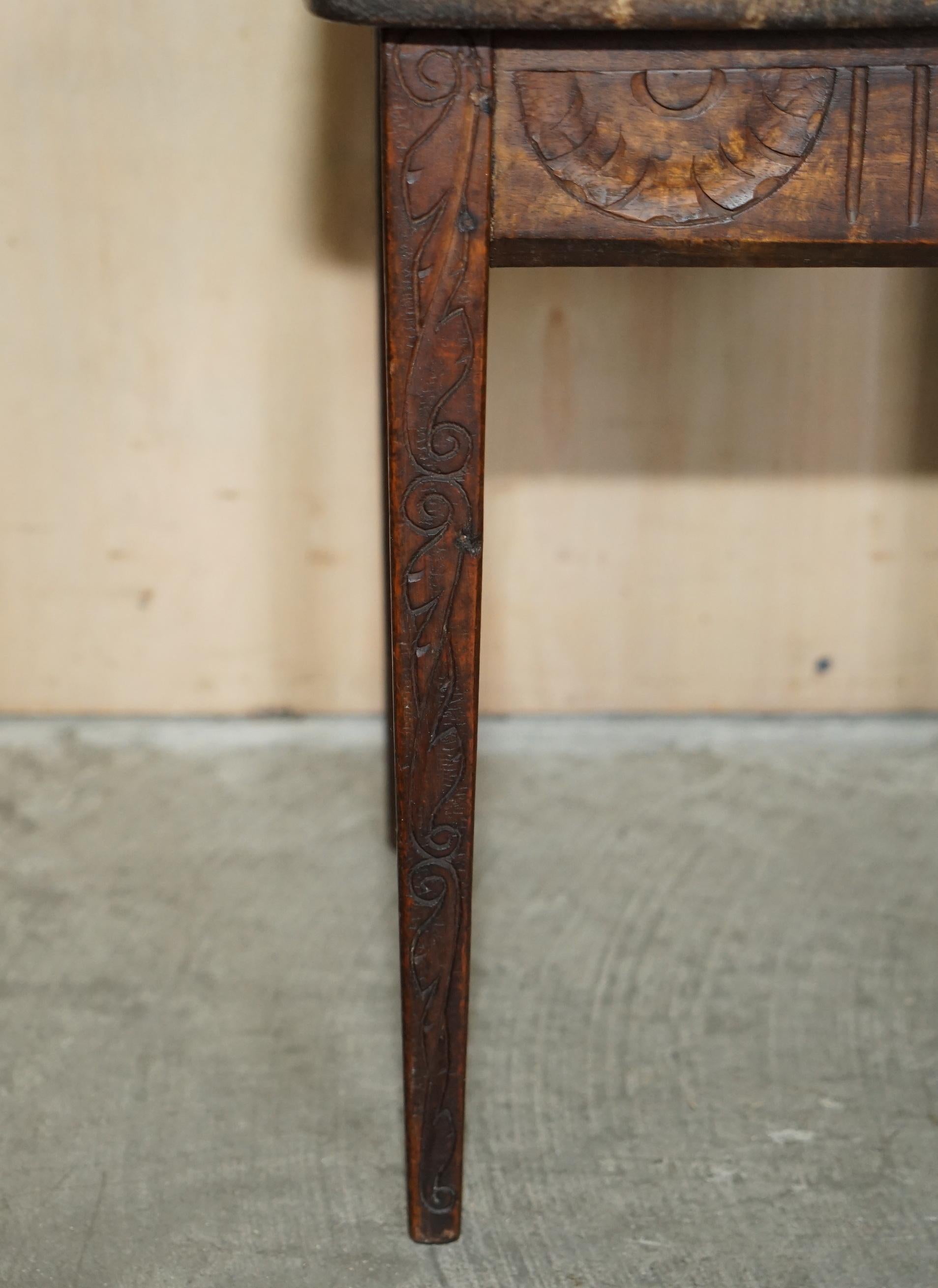 Fait main Table d'appoint sculptée à la main datant de 1914 à 1919 (voir photos) Pièce unique en son genre en vente