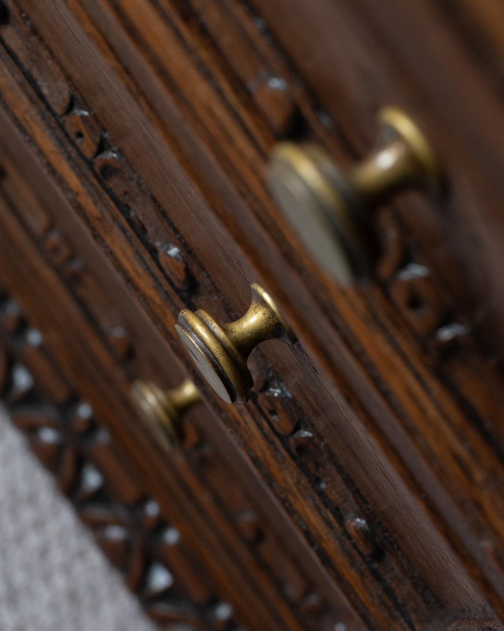 Hand-Carved 19th Century Solid Oak Pedestal Desk In Blend #41 For Sale 4