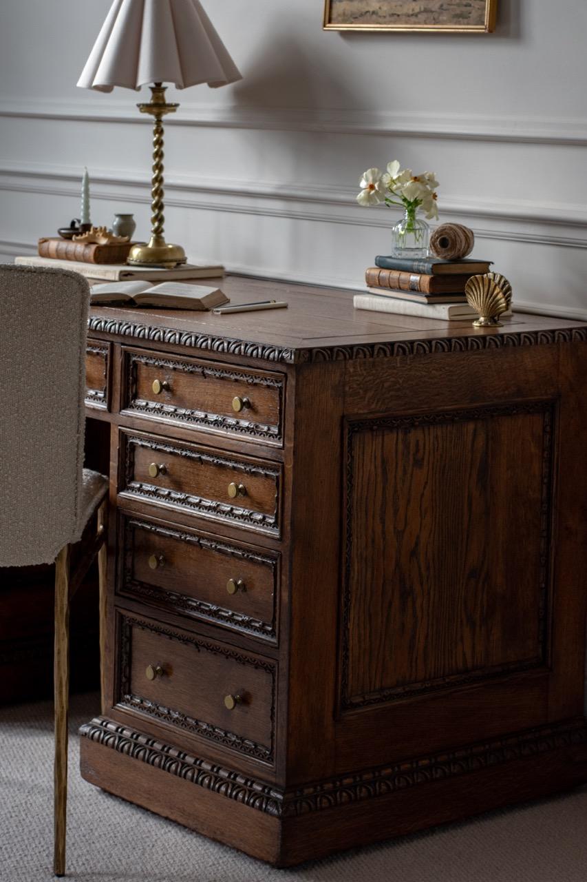 Hand-Carved 19th Century Solid Oak Pedestal Desk In Blend #41 For Sale 6