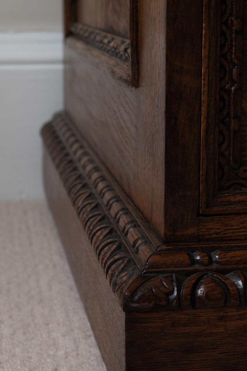 Hand-Carved 19th Century Solid Oak Pedestal Desk In Blend #41 For Sale 7