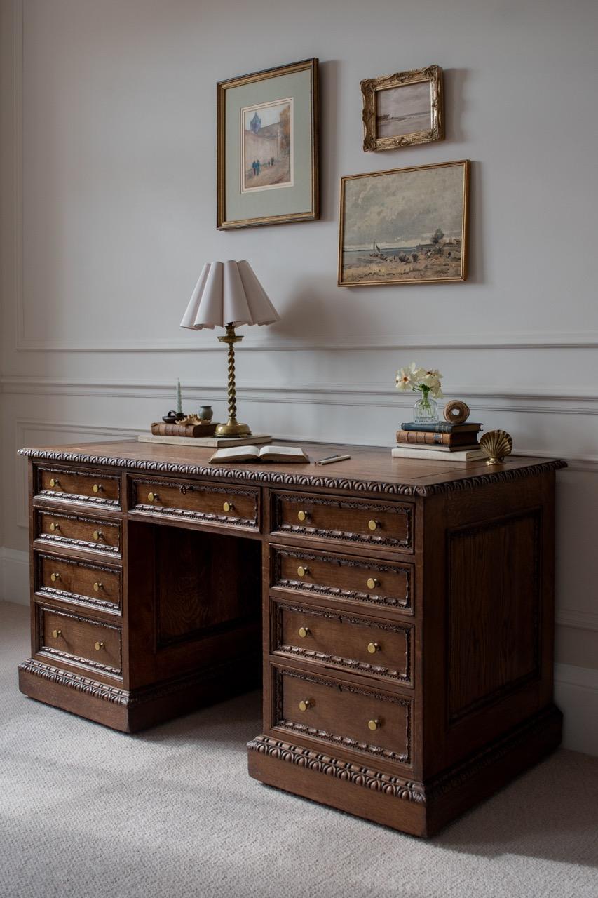 Hand-Carved 19th Century Solid Oak Pedestal Desk In Blend #41 For Sale 8