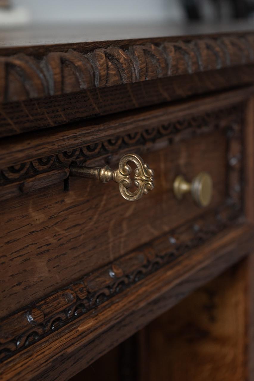 English Hand-Carved 19th Century Solid Oak Pedestal Desk In Blend #41 For Sale