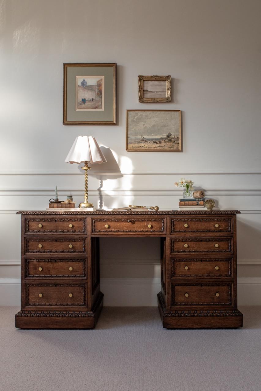 Beaded Hand-Carved 19th Century Solid Oak Pedestal Desk In Blend #41 For Sale