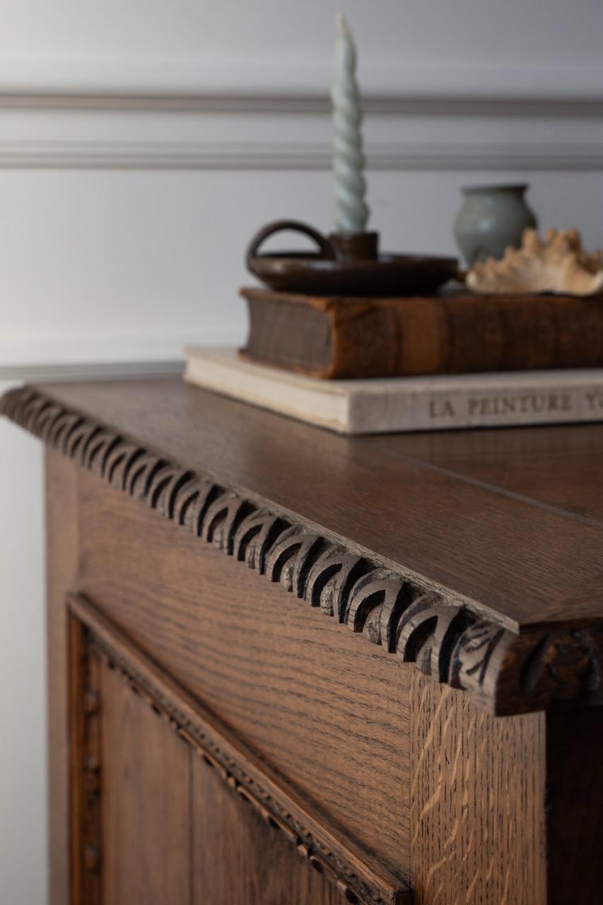 Hand-Carved 19th Century Solid Oak Pedestal Desk In Blend #41 In Excellent Condition For Sale In Partridge Green, GB