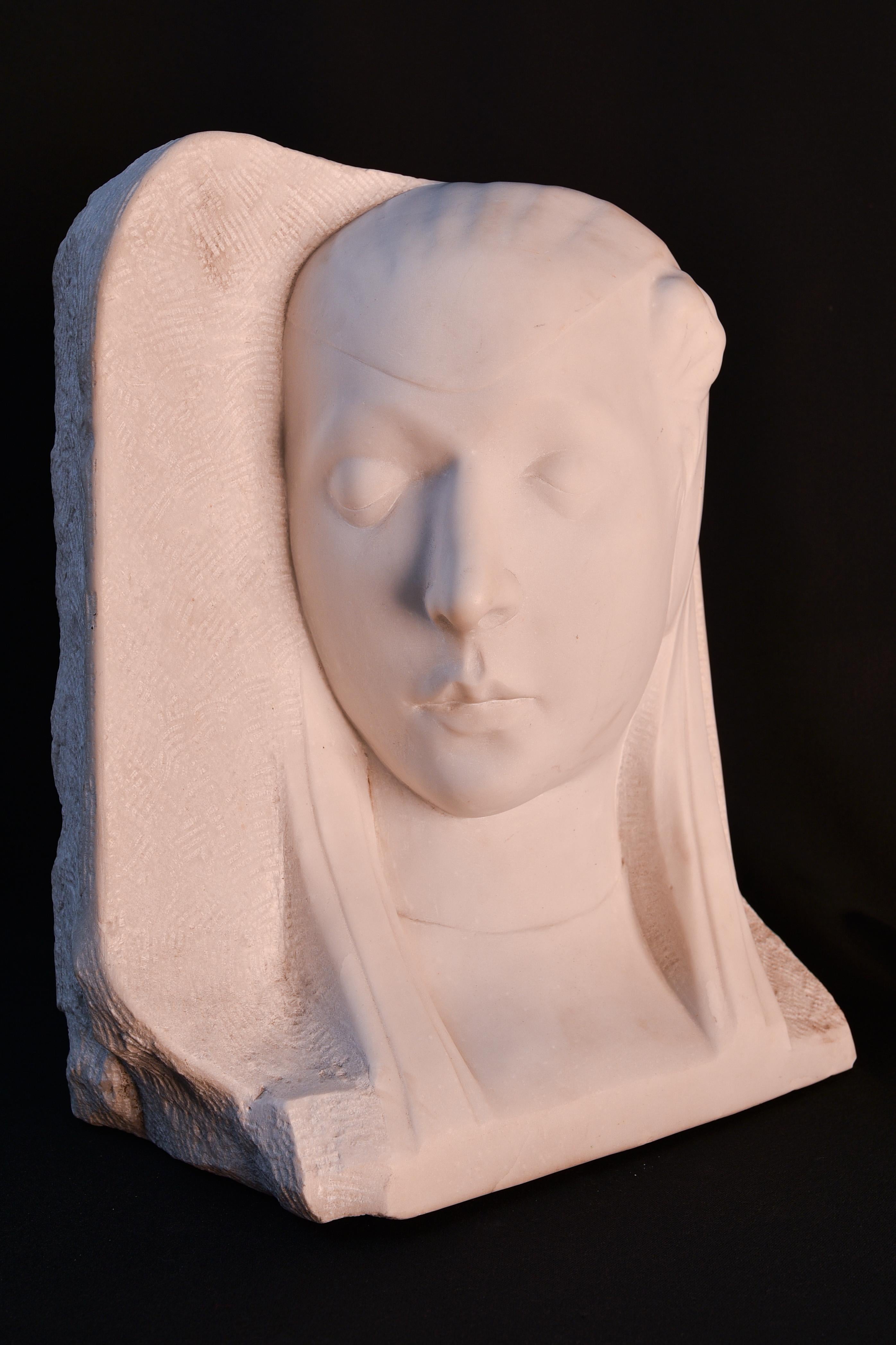 Buste féminin du 20ème siècle sculpté à la main en marbre blanc de Carrare, par P. Simoens en vente 3
