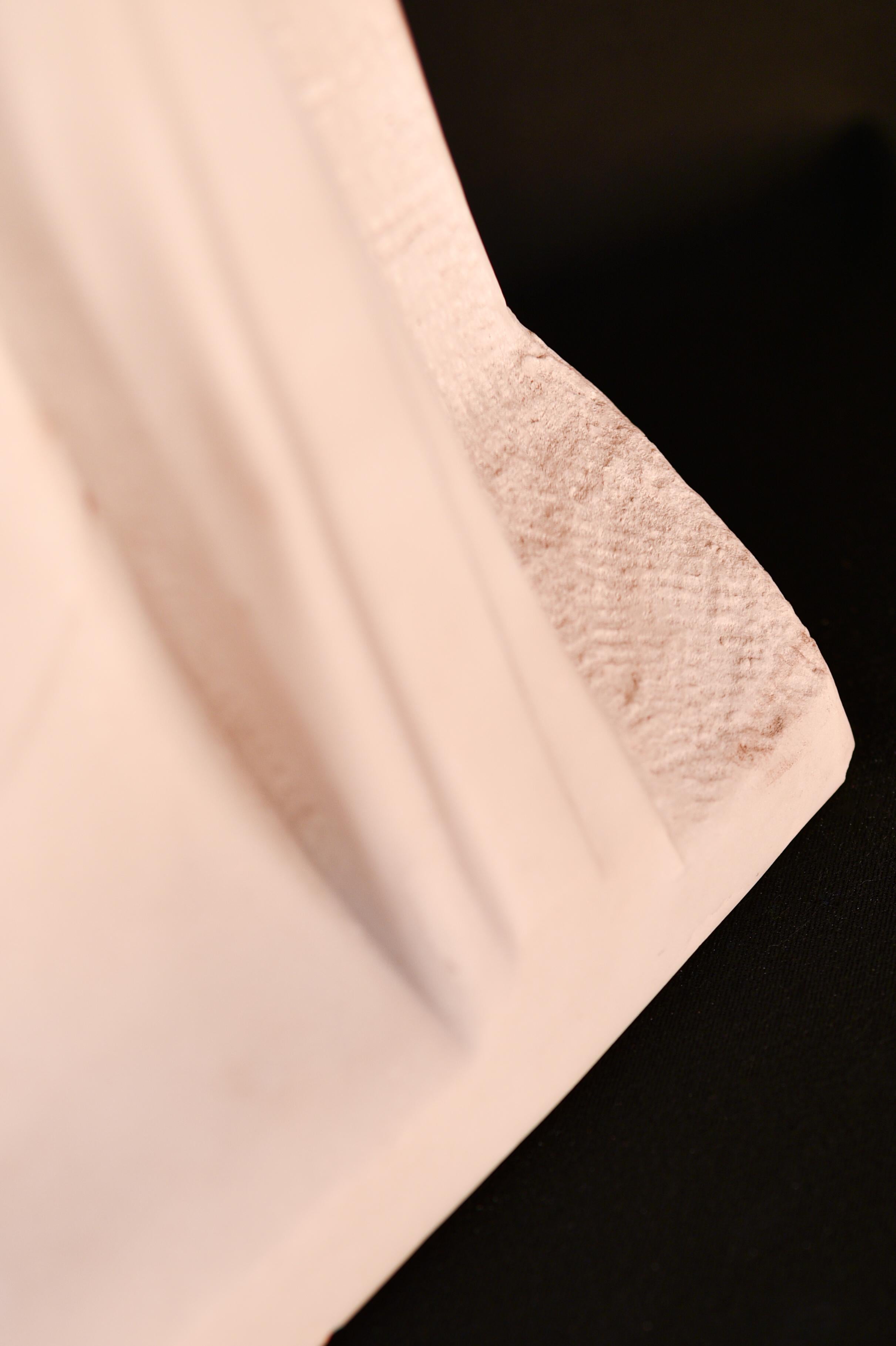 Handgeschnitzte weibliche Büste aus weißem Carrara-Marmor des 20. Jahrhunderts, von P. Simoens (Belgisch) im Angebot