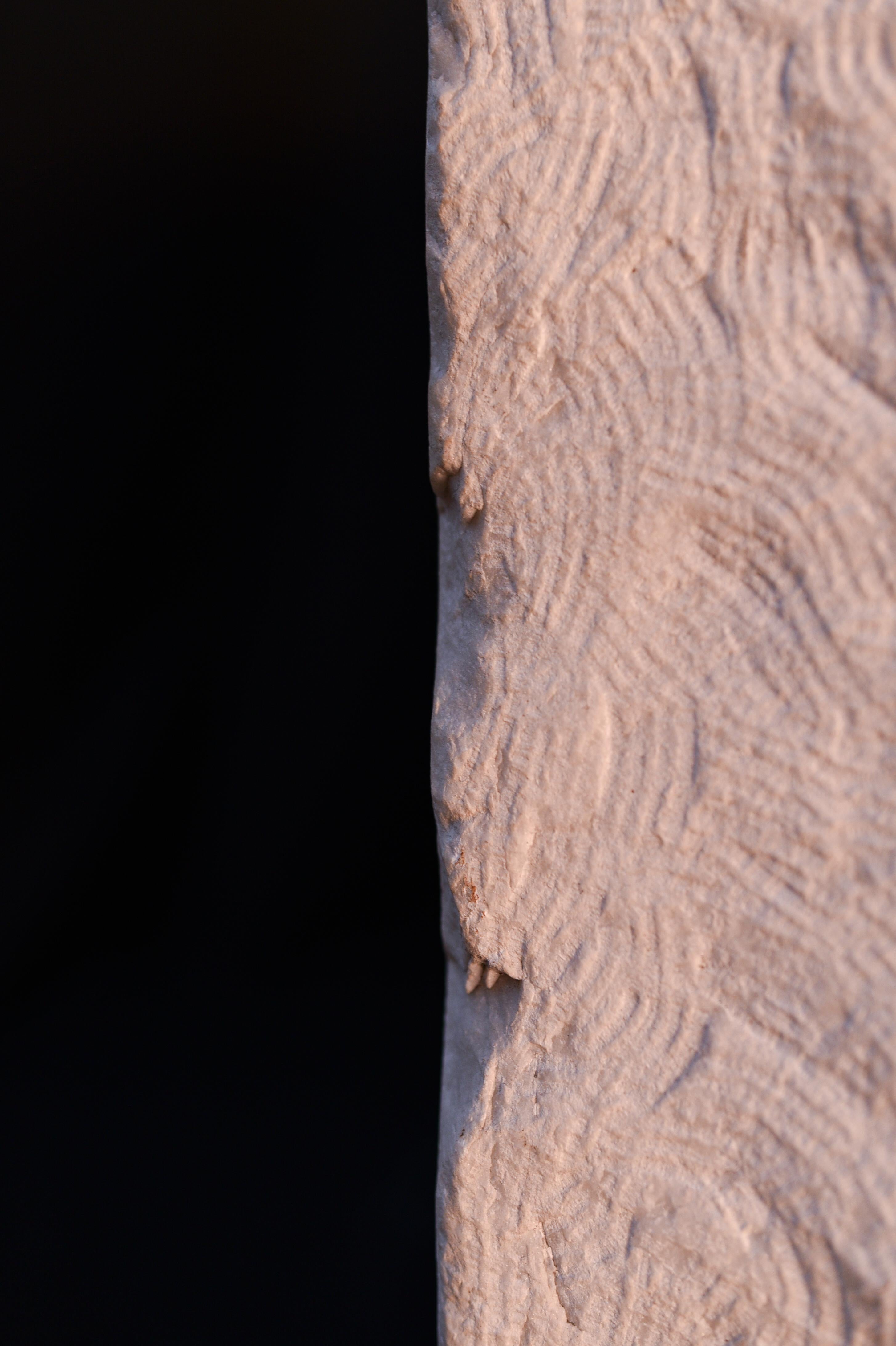 Handgeschnitzte weibliche Büste aus weißem Carrara-Marmor des 20. Jahrhunderts, von P. Simoens im Zustand „Gut“ im Angebot in Oostende, BE