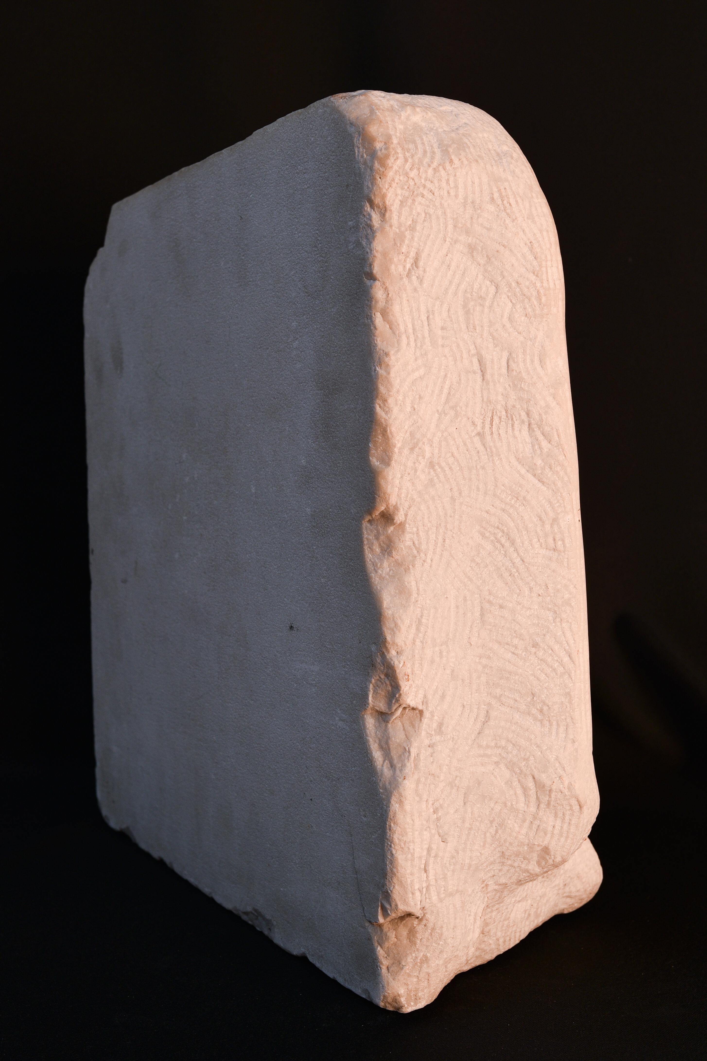 Busto femenino del siglo XX tallado a mano en mármol blanco de Carrara, por P. Simoens en venta 3