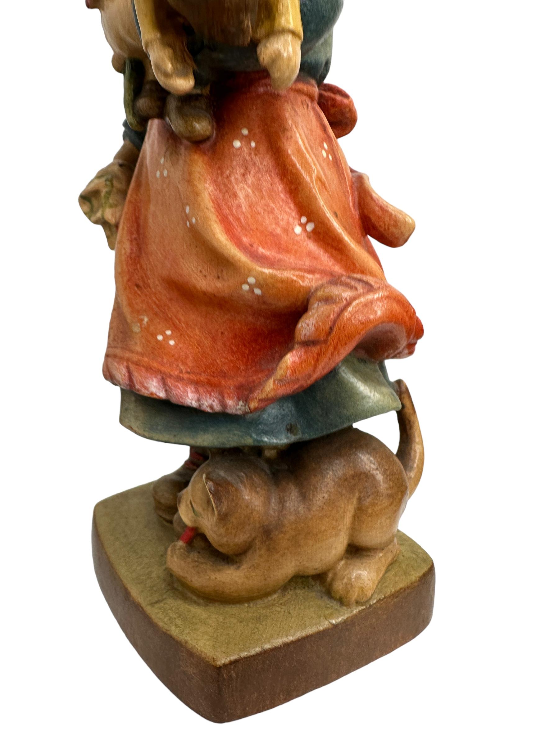 Figure en bois sculptée à la main du 20e siècle avec poupée et chat par ANRI, Italie Bon état - En vente à Nuernberg, DE