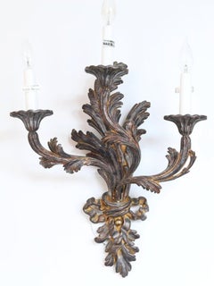 Applique in legno intagliata a mano a 3 luci con motivo a nastro di foglie, finitura lucida anticata