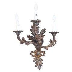Applique in legno intagliata a mano a 3 luci con motivo a nastro di foglie, finitura lucida anticata