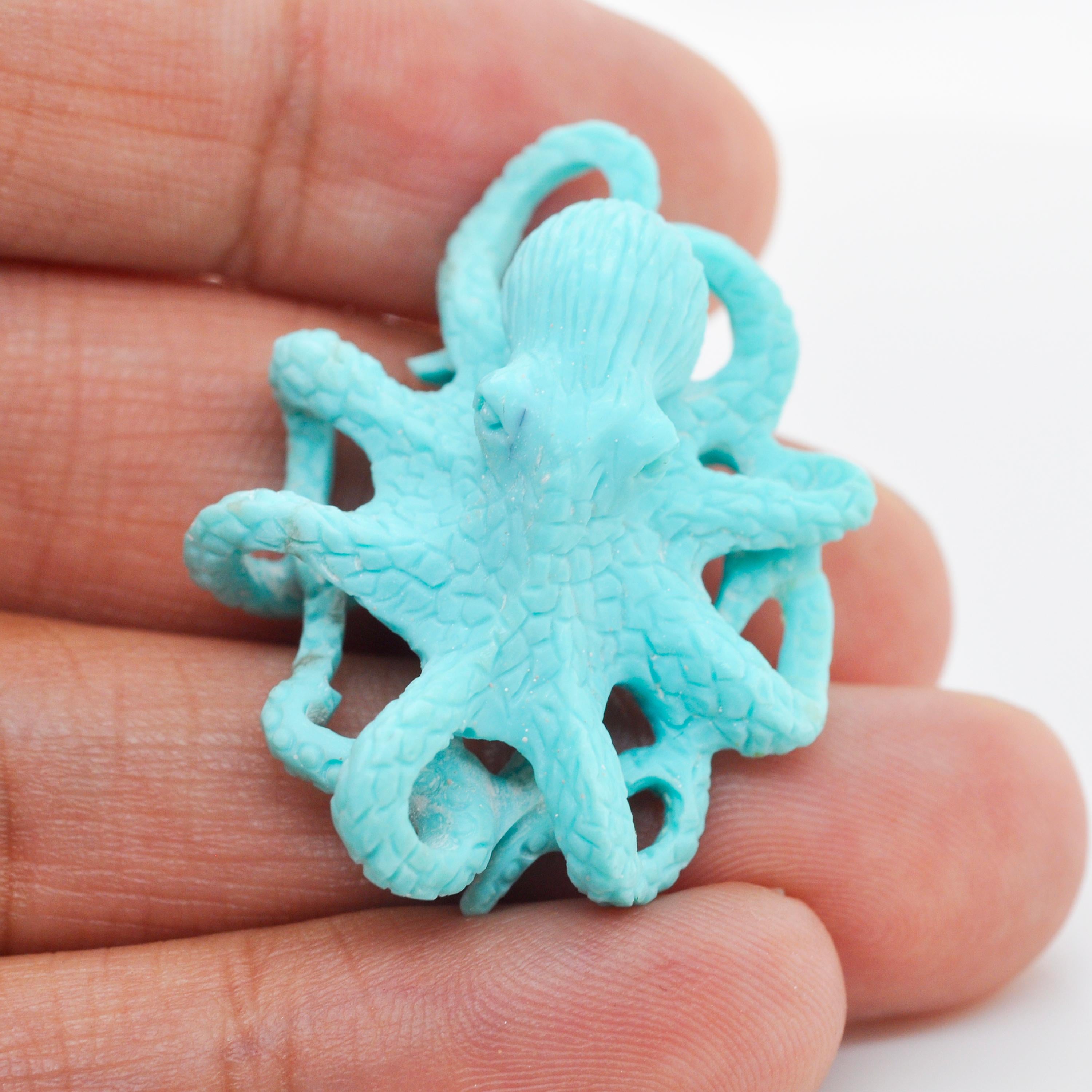 Hand Carved 31.81 Carat Natural Arizona Turquoise Octopus Carving Pendant Brooch In New Condition In Jaipur, Rajasthan