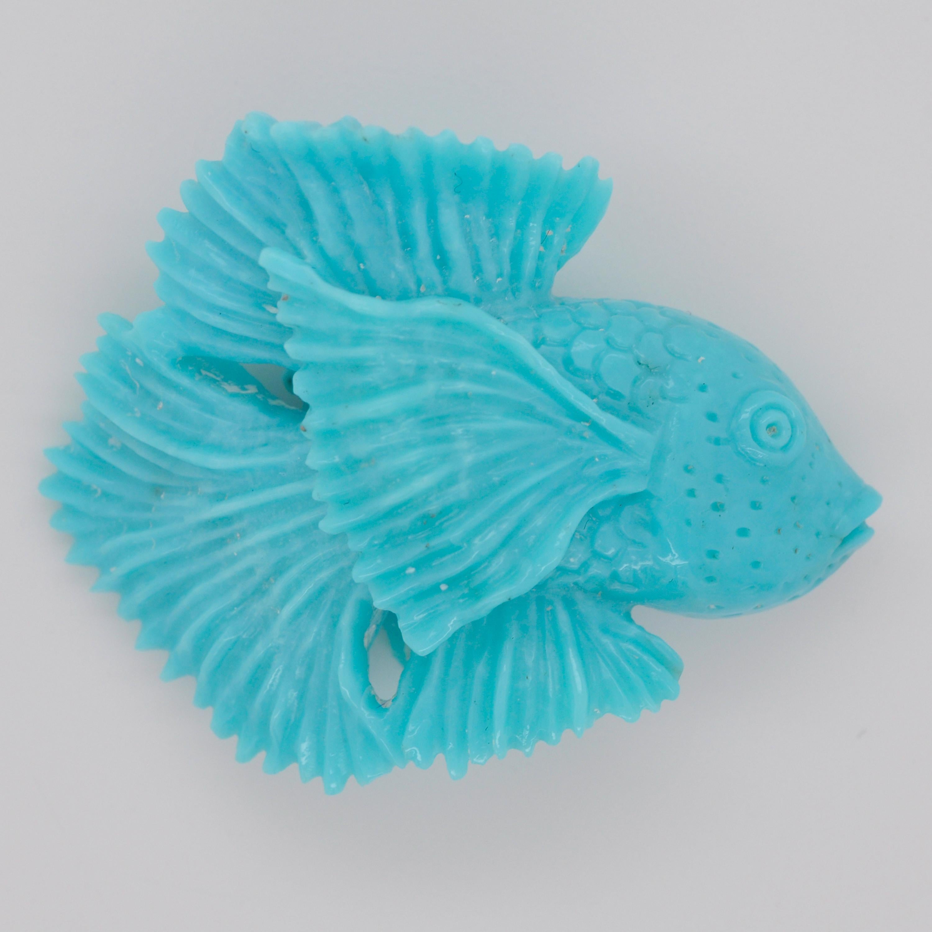 Turquoise de Siamese, pierre précieuse naturelle sculptée à la main de 50,14 carats, représentant un poisson en vente 2