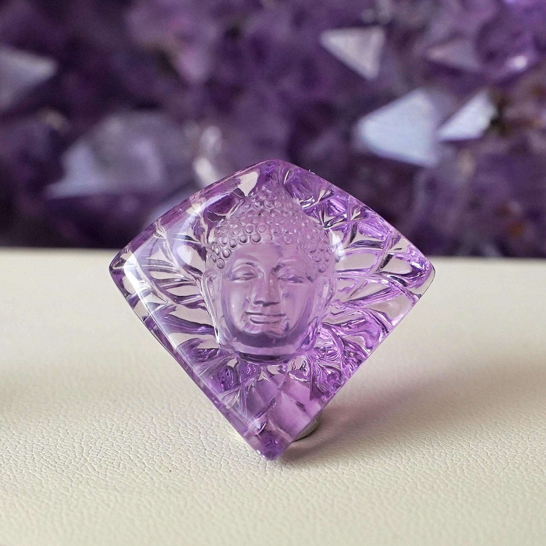Handgeschnitzter 51,01 Karat Buddha-Gesicht aus brasilianischem lavendelfarbenem Amethyst, loser Edelstein (Kiteschliff)