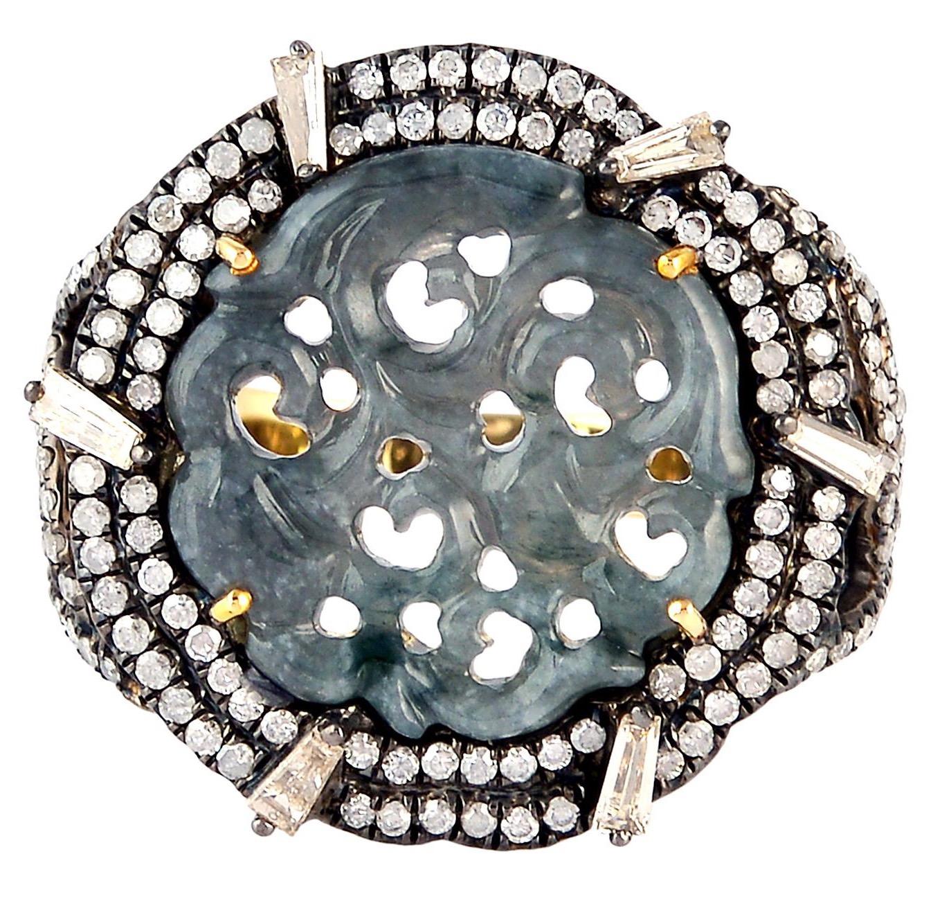 Gegossen aus 18-karätigem Gold und Sterlingsilber. Der Ring ist von Hand mit 5,3 Karat Jade und 1,25 Karat Diamanten besetzt.

Der Ring hat die Größe 7 und kann auf Anfrage größer oder kleiner gemacht werden.
FOLGEN  MEGHNA JEWELS Storefront, um die