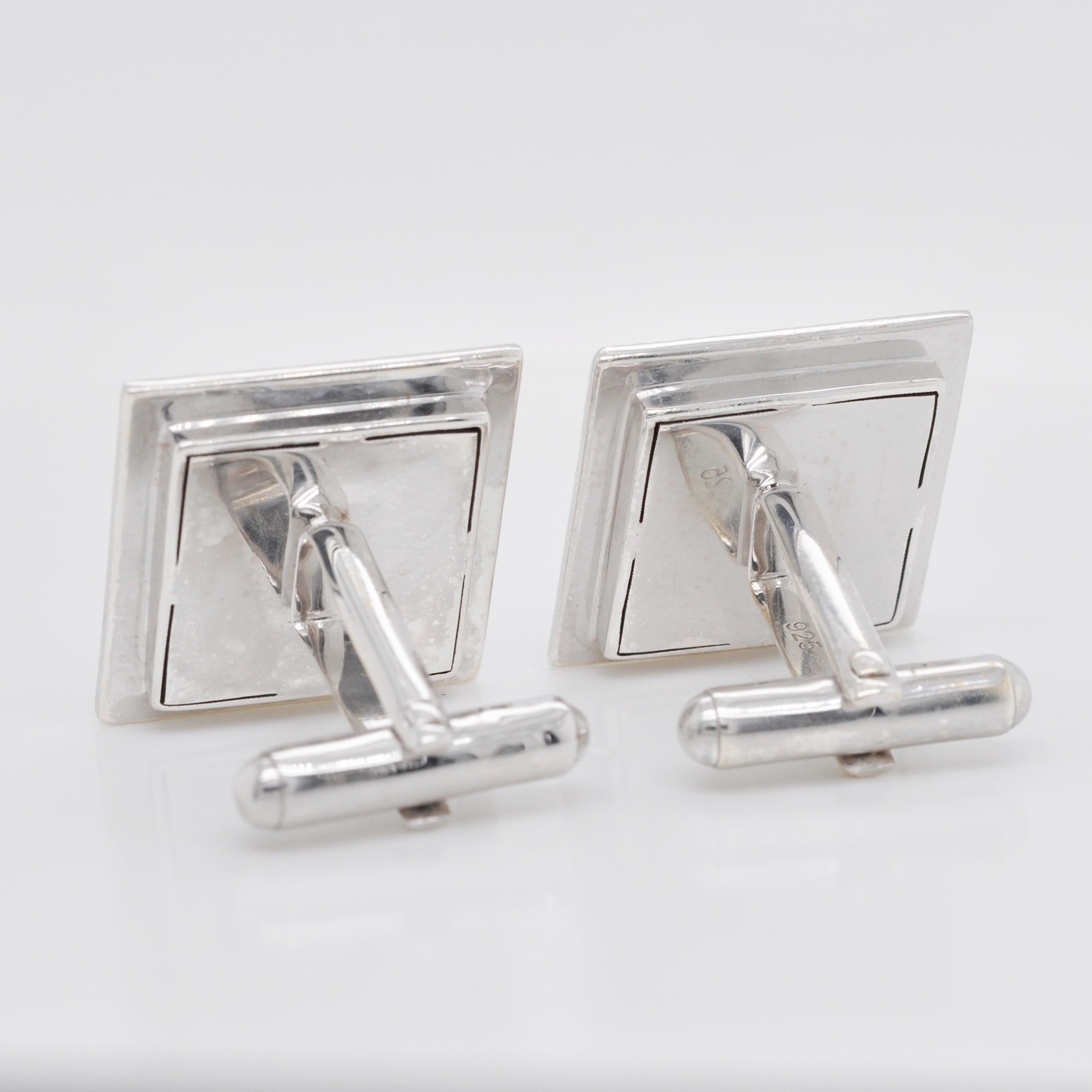 Hand-Carved Abstract Design Square Agate Cameo 925 Sterling Silver Cufflinks In New Condition For Sale In Jaipur, Rajasthan
