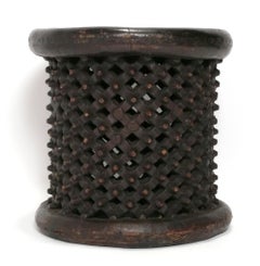 Table d'appoint ou tabouret africain Bamiléké sculpté à la main, style tribal, bohème et moderne du milieu du siècle