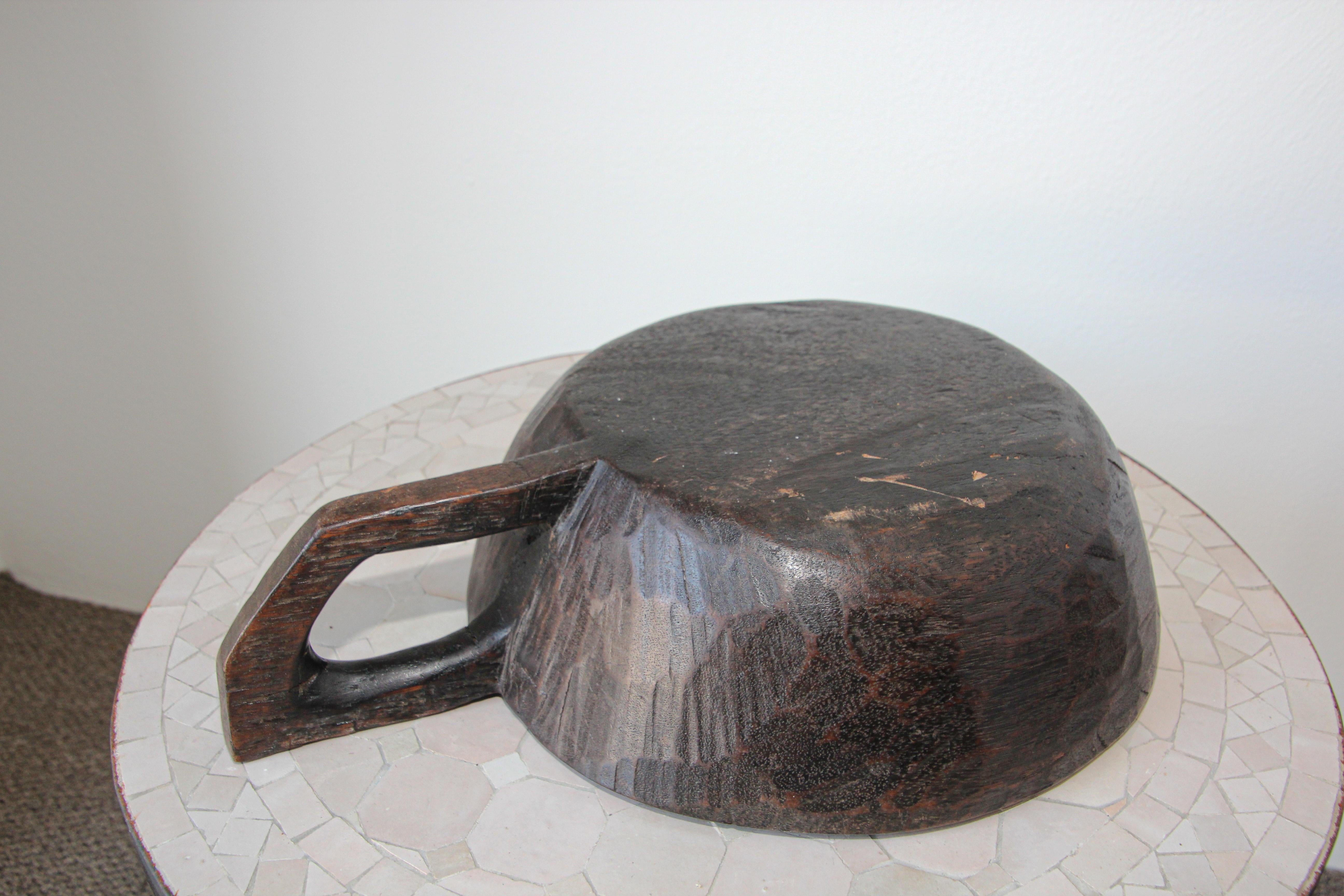 Hand-Carved African Ethiopian Wooden Bowl with Handle In Good Condition For Sale In North Hollywood, CA