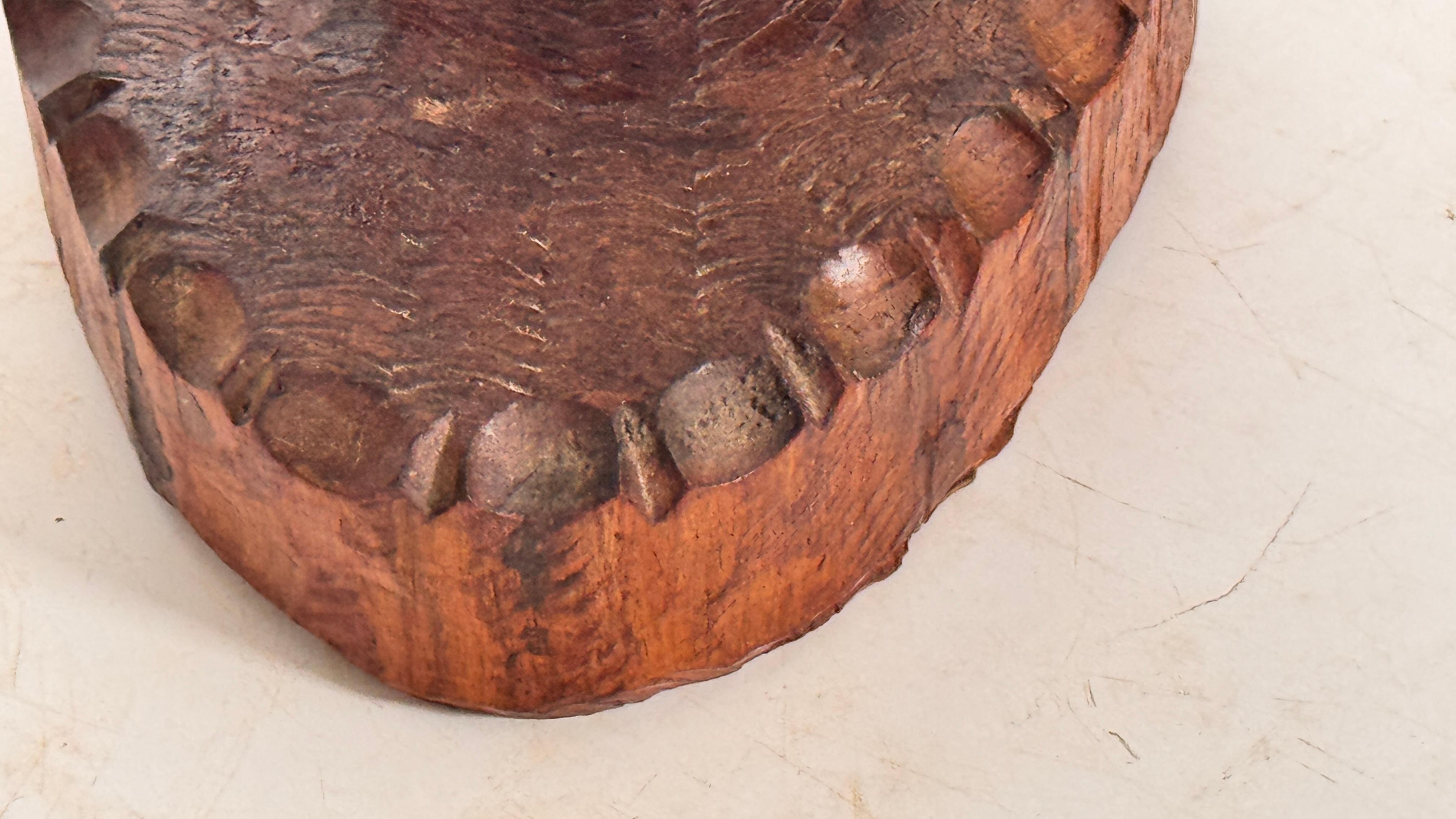 Sculpture tête africaine en bois patiné sculptée à la main - Décoration du milieu du siècle en vente 5