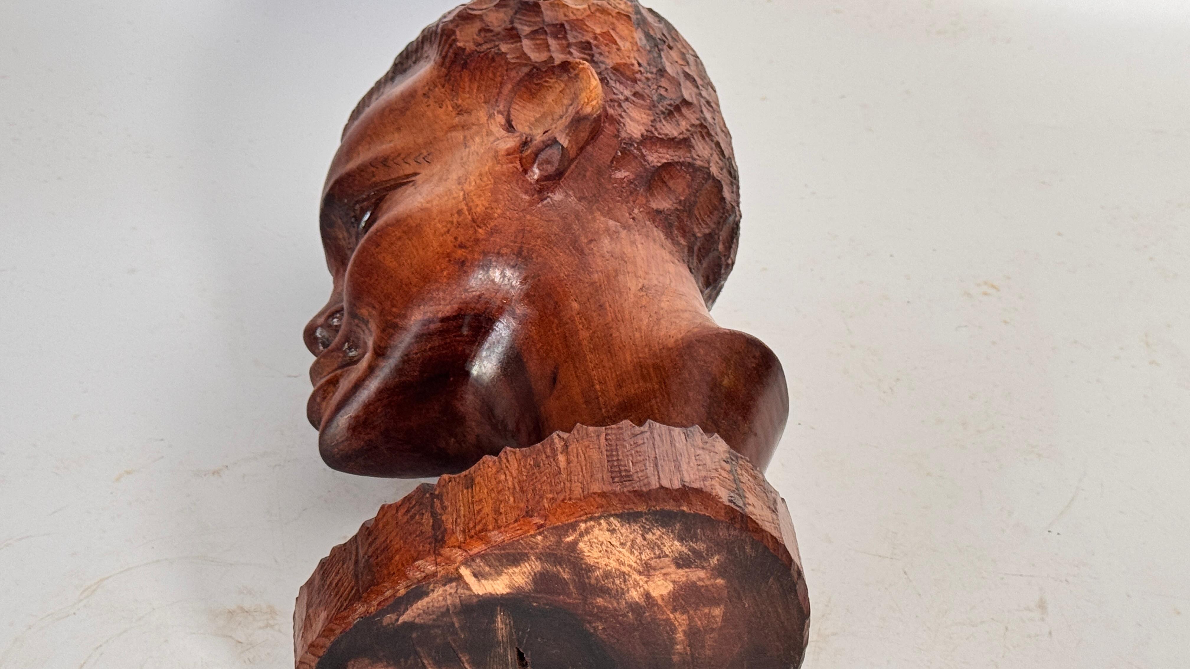 Sculpture tête africaine en bois patiné sculptée à la main - Décoration du milieu du siècle en vente 8
