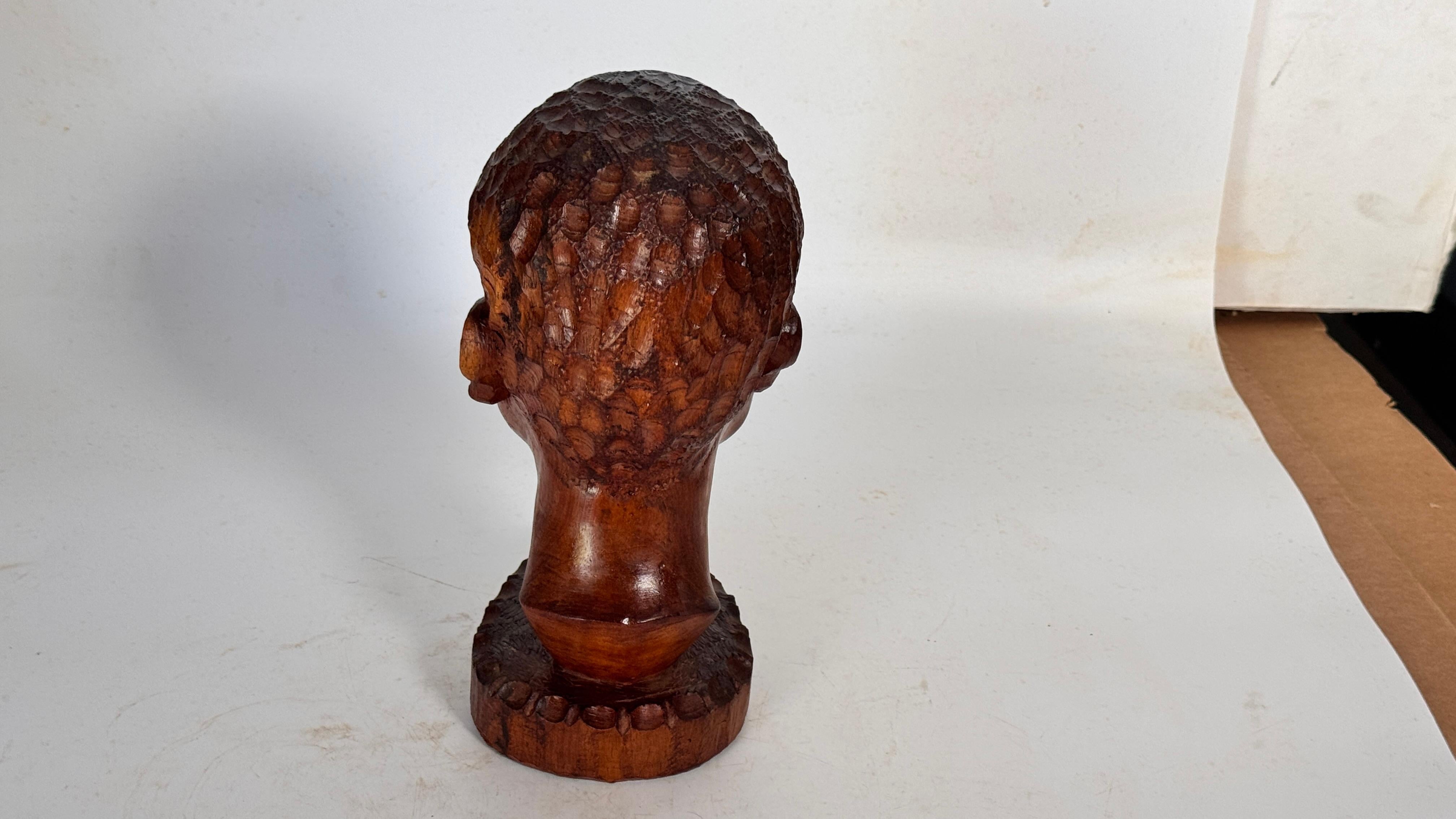Sculpture tête africaine en bois patiné sculptée à la main - Décoration du milieu du siècle en vente 9