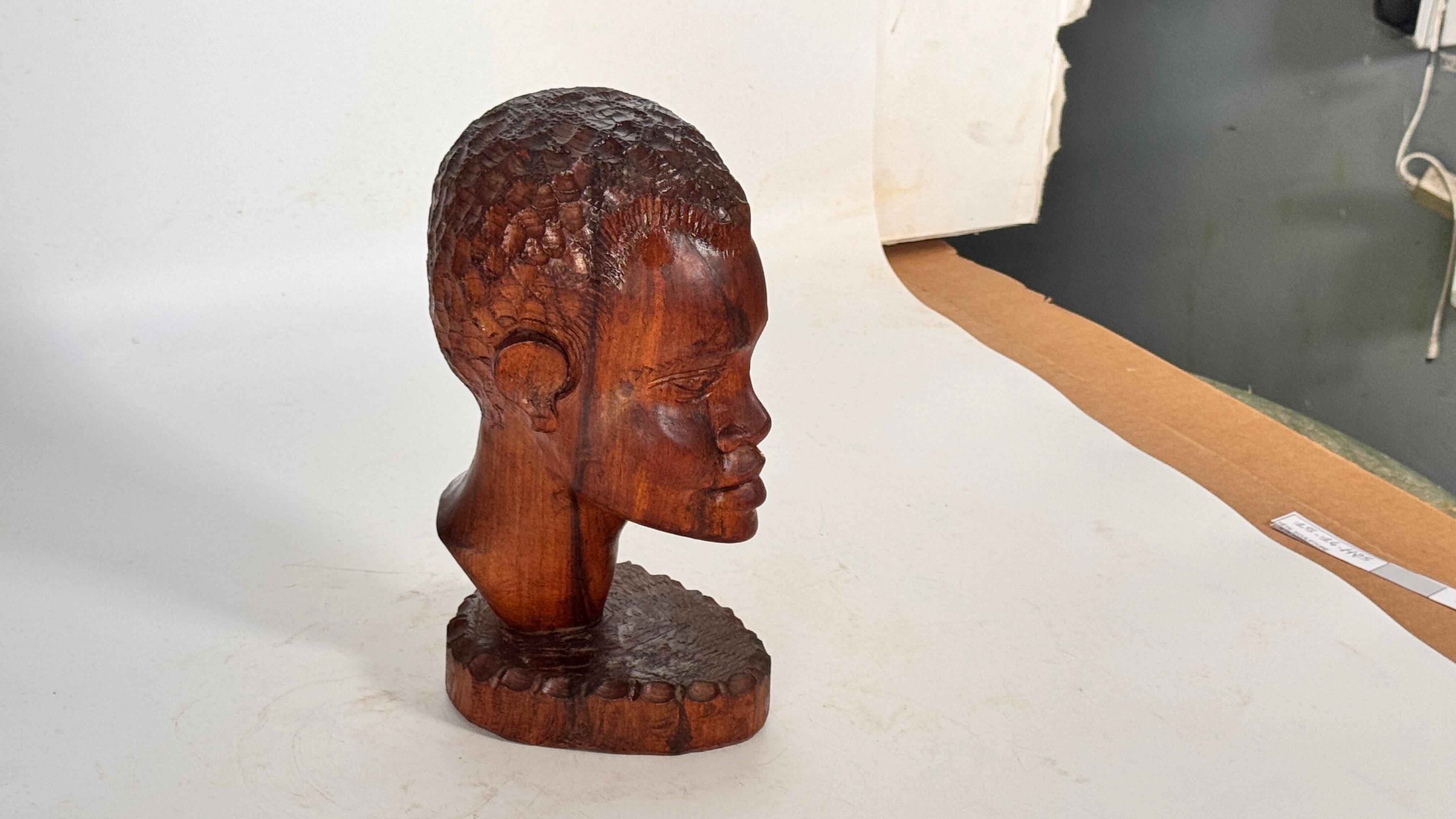 Art déco Sculpture tête africaine en bois patiné sculptée à la main - Décoration du milieu du siècle en vente