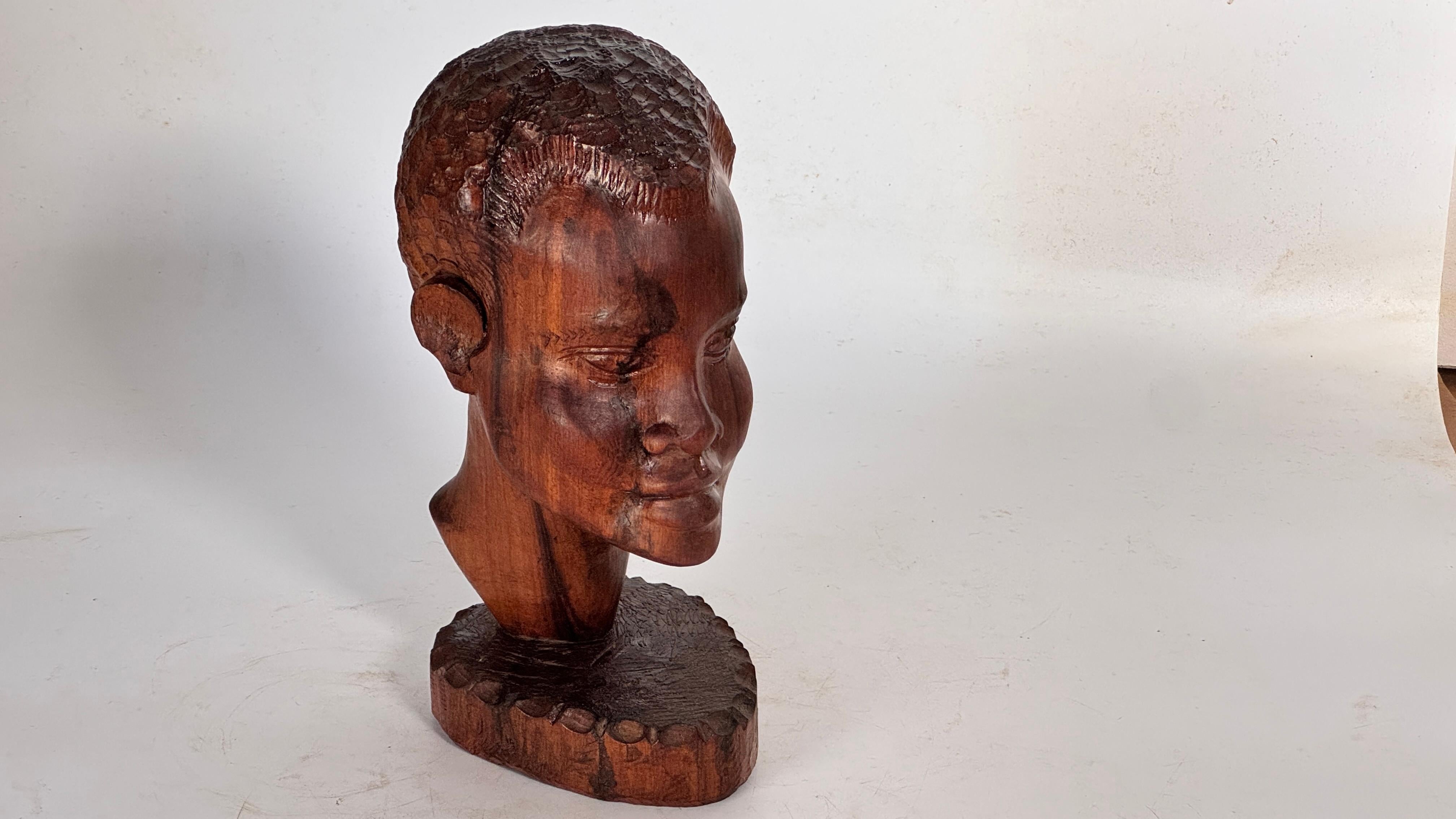 Français Sculpture tête africaine en bois patiné sculptée à la main - Décoration du milieu du siècle en vente
