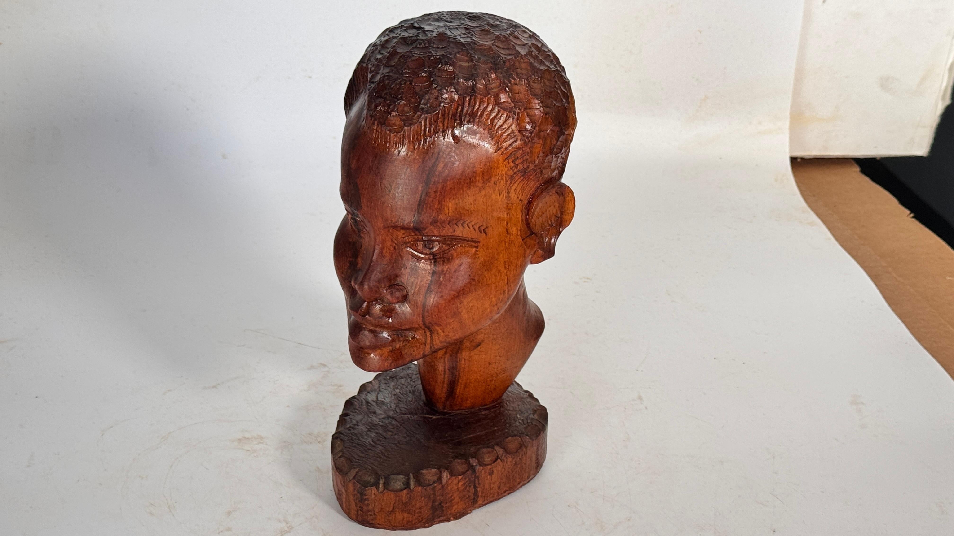 Sculpture tête africaine en bois patiné sculptée à la main - Décoration du milieu du siècle Bon état - En vente à Auribeau sur Siagne, FR