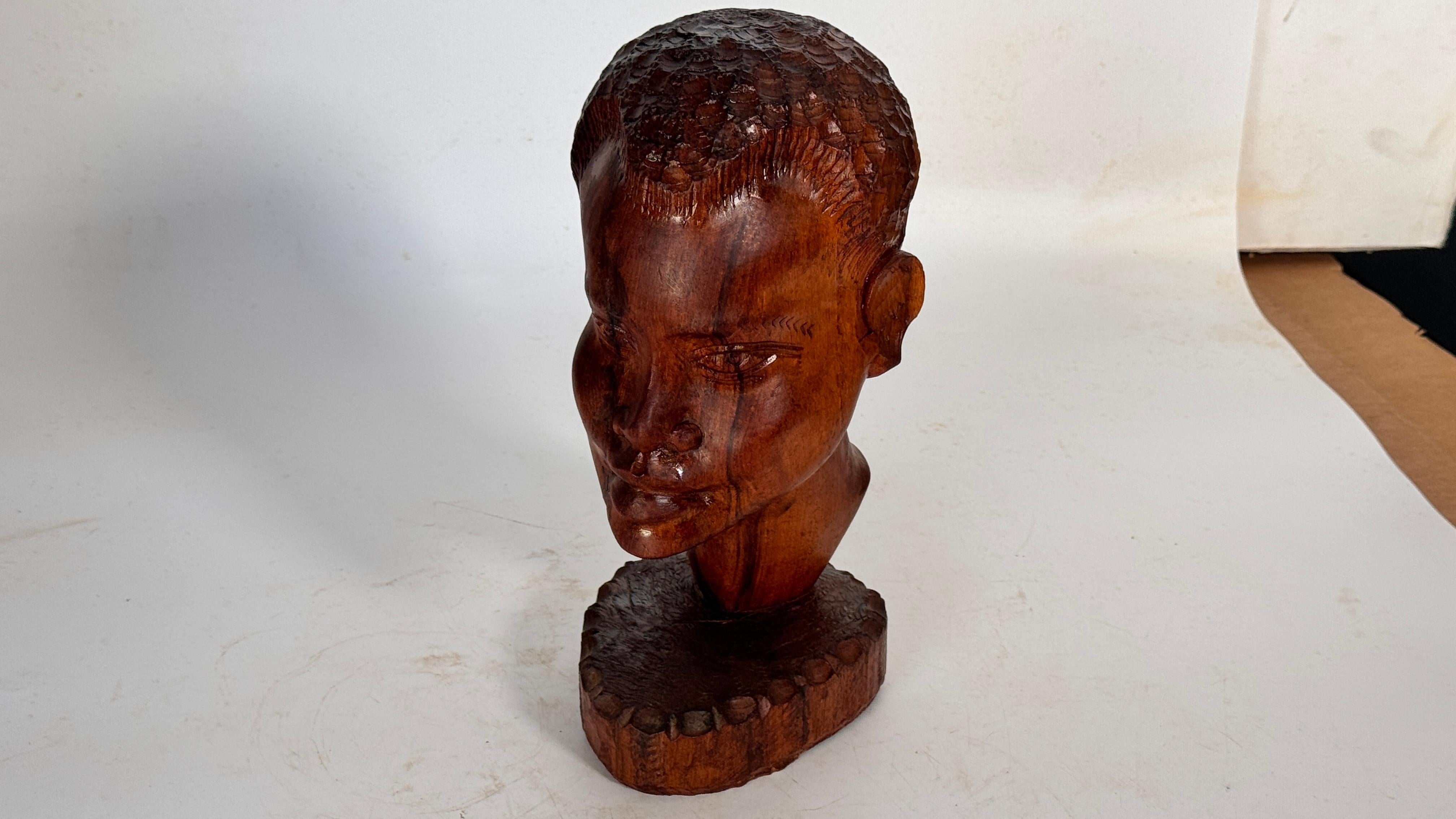 20ième siècle Sculpture tête africaine en bois patiné sculptée à la main - Décoration du milieu du siècle en vente