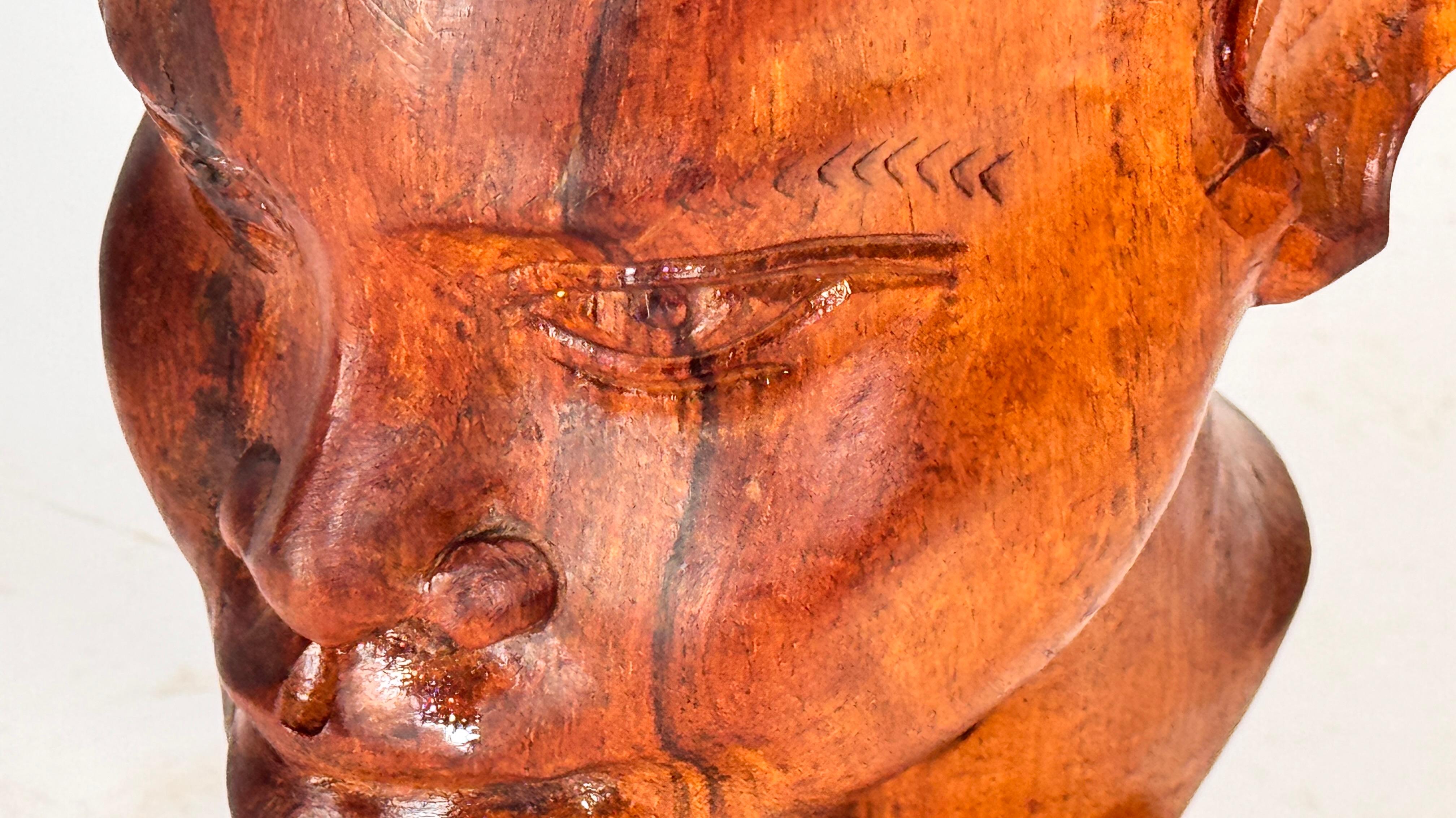 Bois Sculpture tête africaine en bois patiné sculptée à la main - Décoration du milieu du siècle en vente