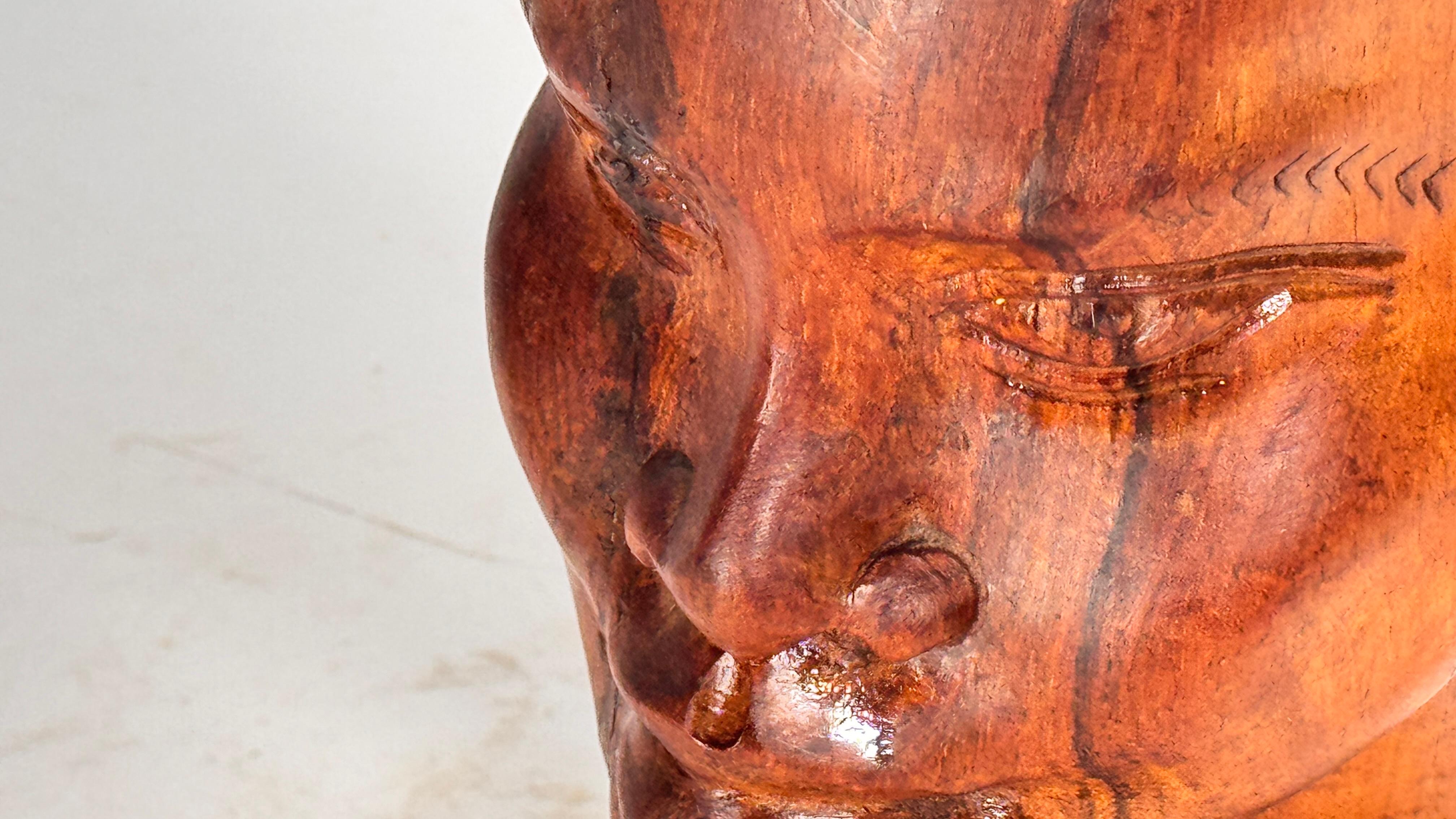 Sculpture tête africaine en bois patiné sculptée à la main - Décoration du milieu du siècle en vente 1