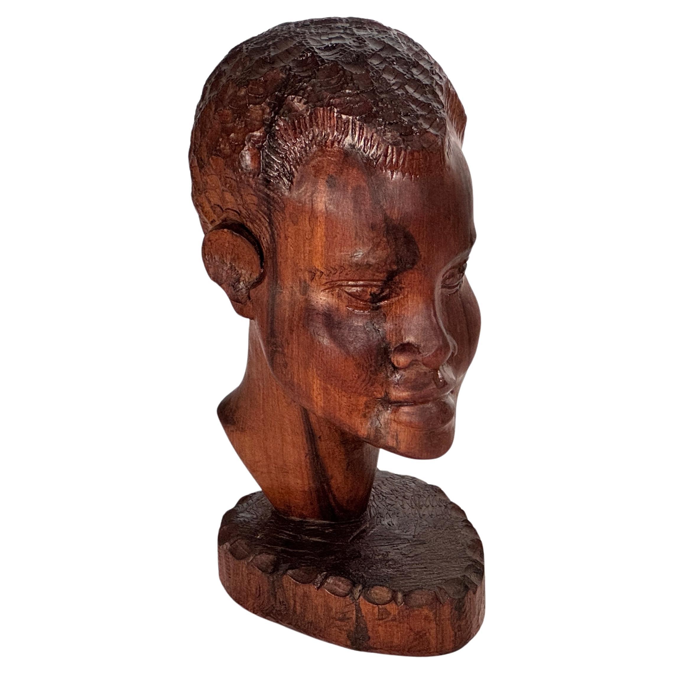 Sculpture tête africaine en bois patiné sculptée à la main - Décoration du milieu du siècle en vente