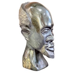 Buste en stéatite africaine sculptée à la main, Objects for Objects pour la maison