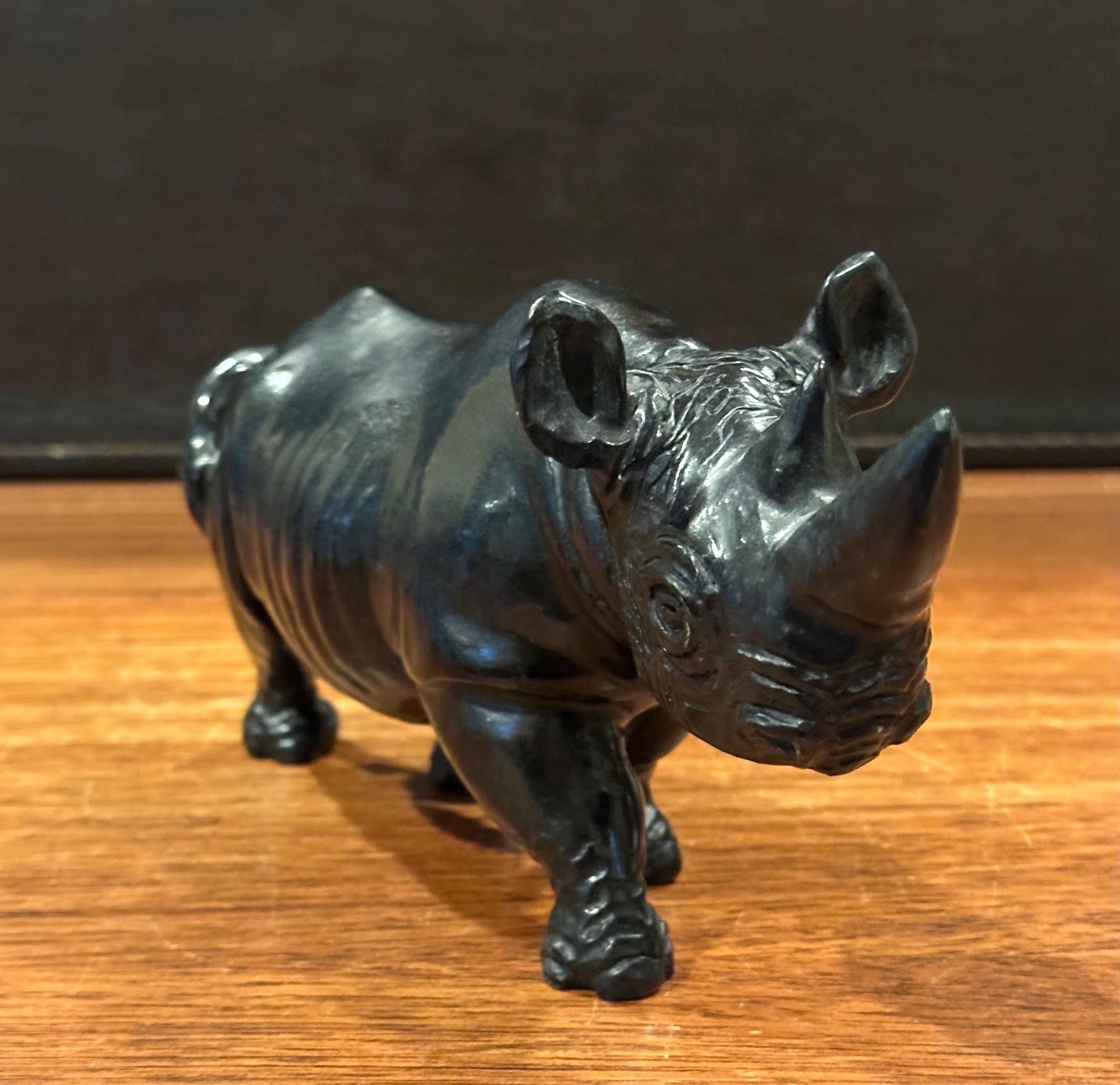 Handgeschnitztes afrikanisches Breitmaulnashorn / Rhinozeros Marmorskulptur - Signiert im Angebot 4