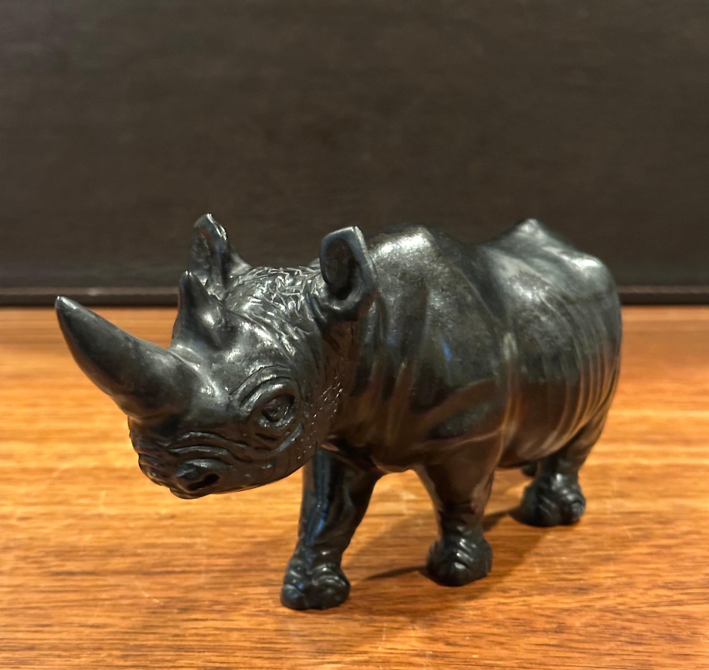 Handgeschnitztes afrikanisches Breitmaulnashorn / Rhinozeros Marmorskulptur - Signiert im Angebot 5