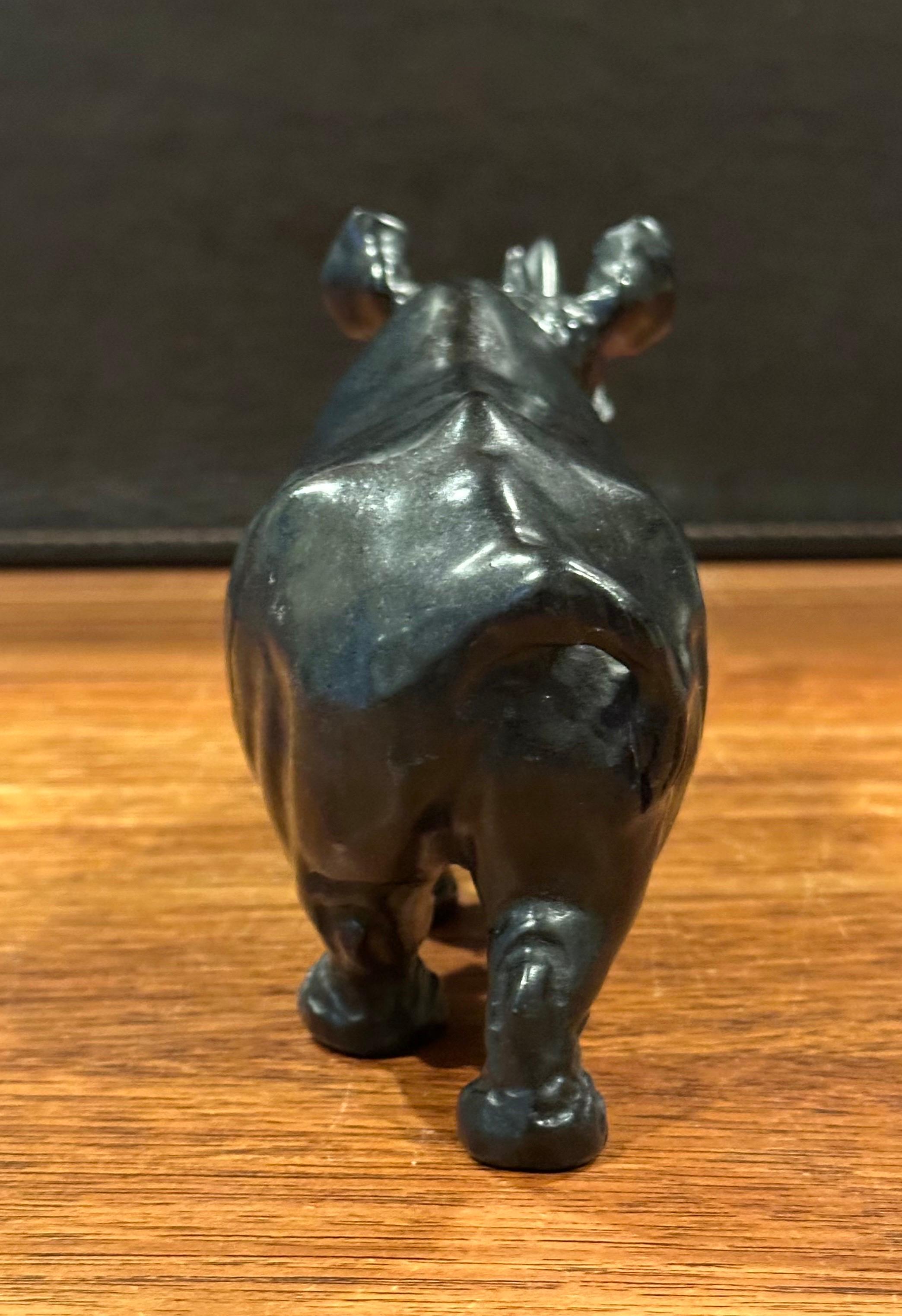 Handgeschnitztes afrikanisches Breitmaulnashorn / Rhinozeros Marmorskulptur - Signiert im Angebot 6