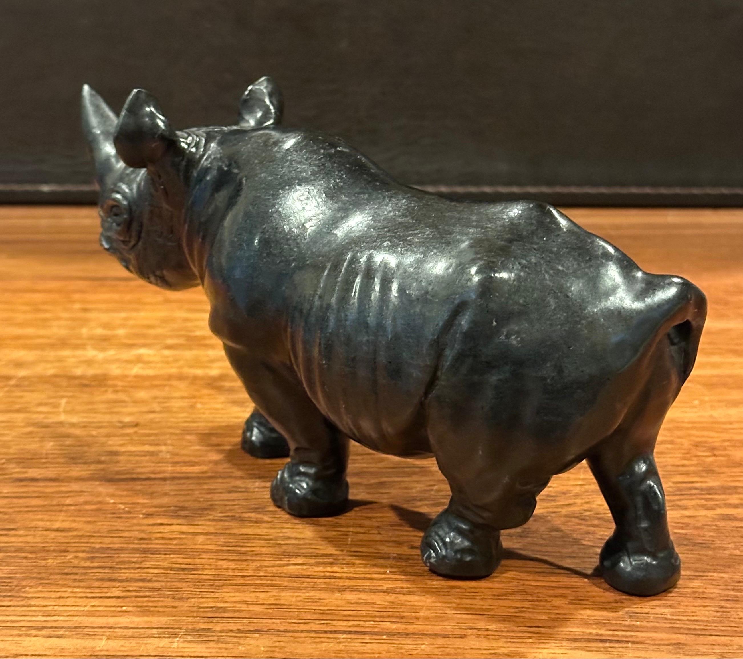 Handgeschnitztes afrikanisches Breitmaulnashorn / Rhinozeros Marmorskulptur - Signiert im Angebot 7