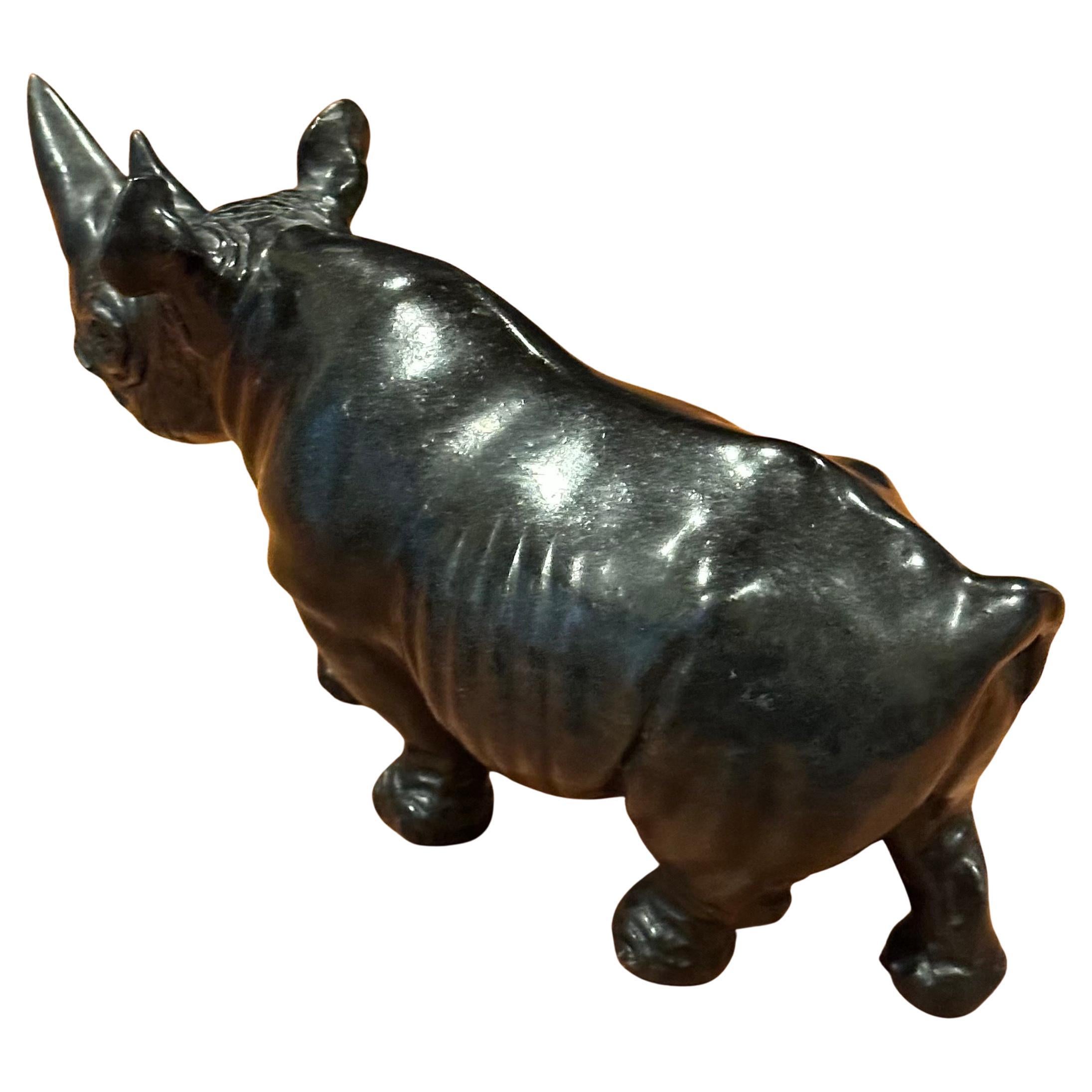 Handgeschnitztes afrikanisches Breitmaulnashorn / Rhinozeros Marmorskulptur - Signiert im Angebot 10