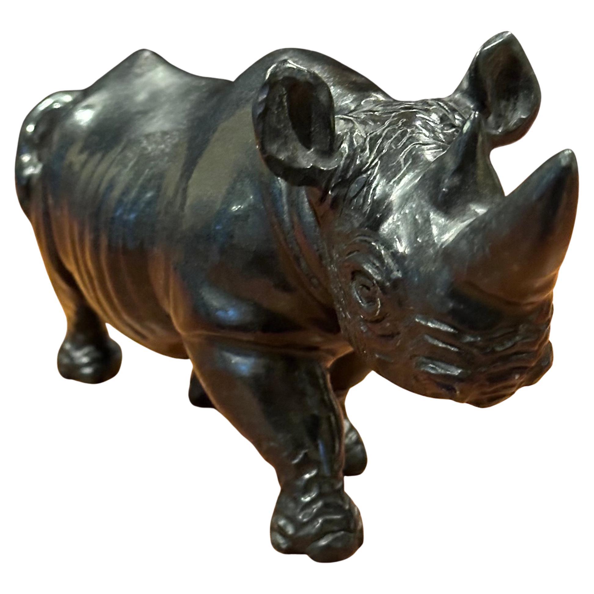 Handgeschnitztes afrikanisches Breitmaulnashorn / Rhinozeros Marmorskulptur - Signiert (Moderne der Mitte des Jahrhunderts) im Angebot