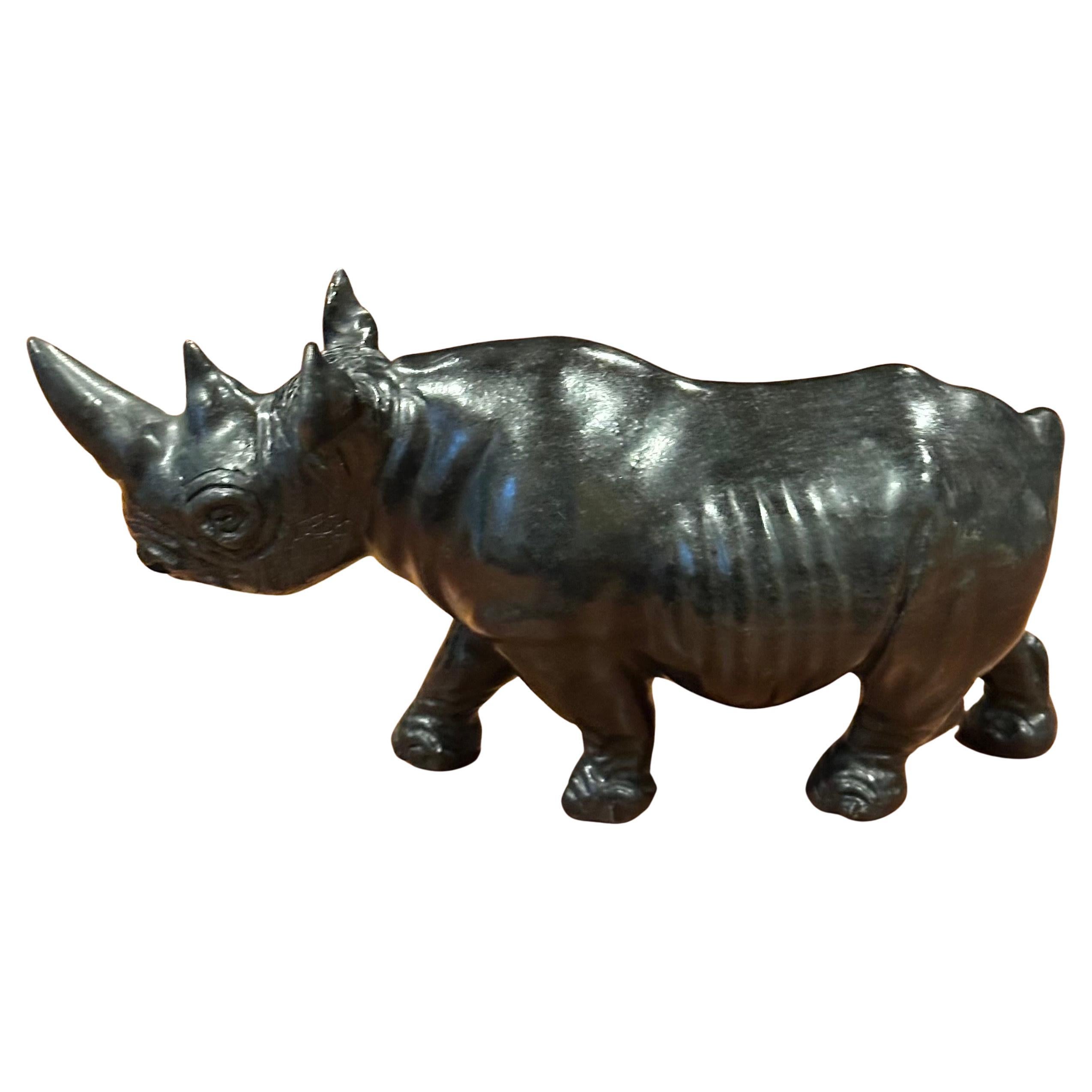 Handgeschnitztes afrikanisches Breitmaulnashorn / Rhinozeros Marmorskulptur - Signiert (Kongolesisch) im Angebot