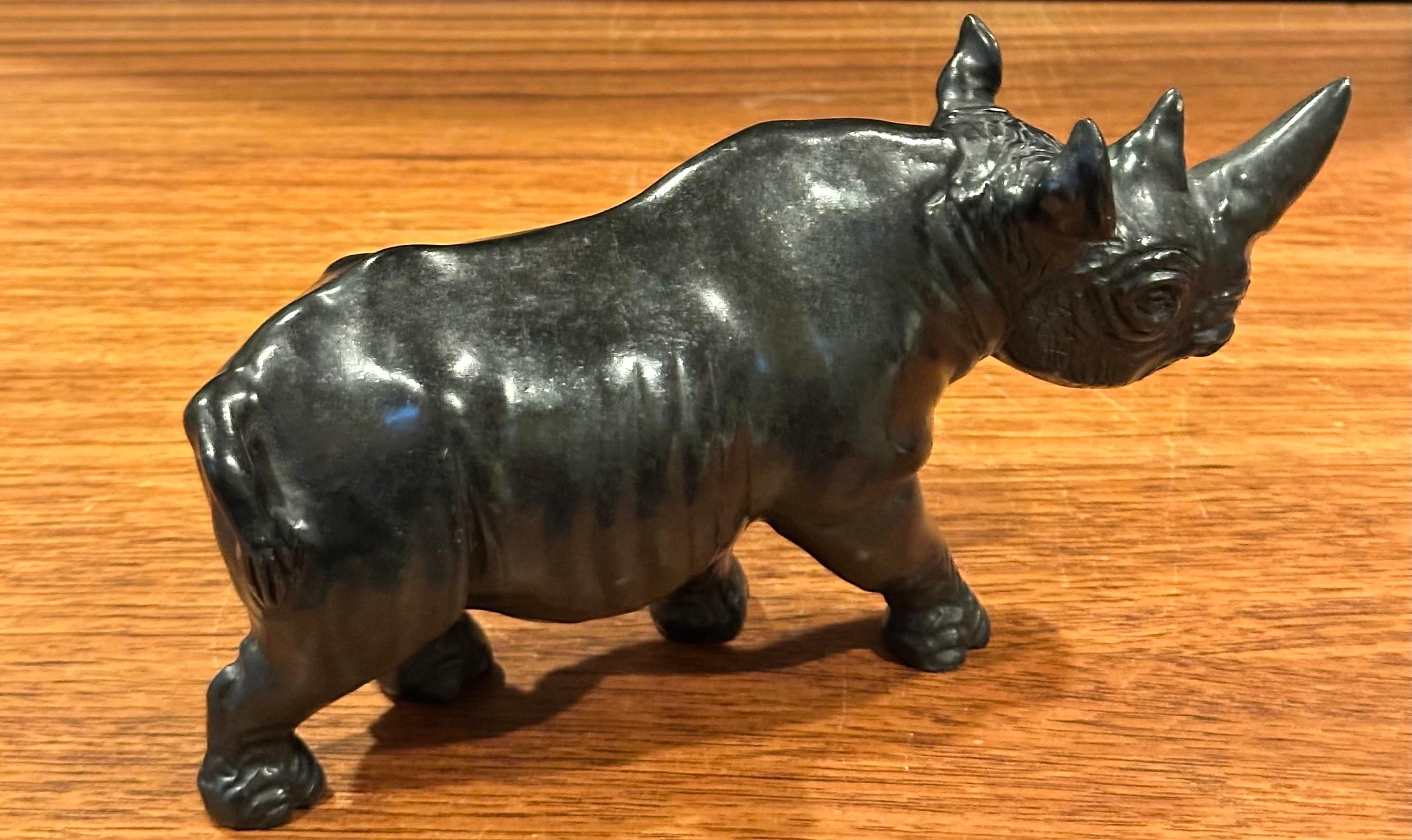 Handgeschnitztes afrikanisches Breitmaulnashorn / Rhinozeros Marmorskulptur - Signiert im Zustand „Gut“ im Angebot in San Diego, CA