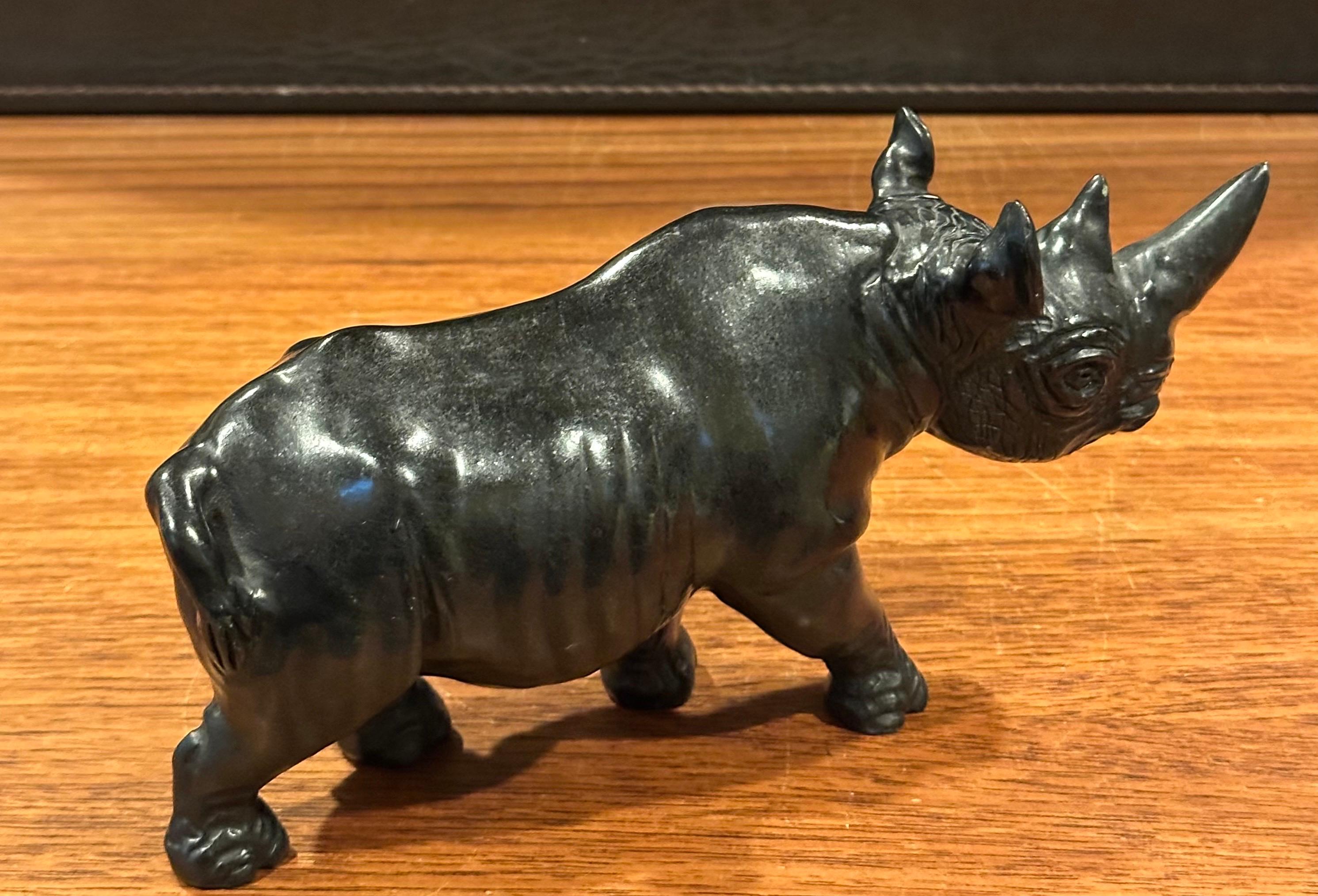 Handgeschnitztes afrikanisches Breitmaulnashorn / Rhinozeros Marmorskulptur - Signiert (20. Jahrhundert) im Angebot