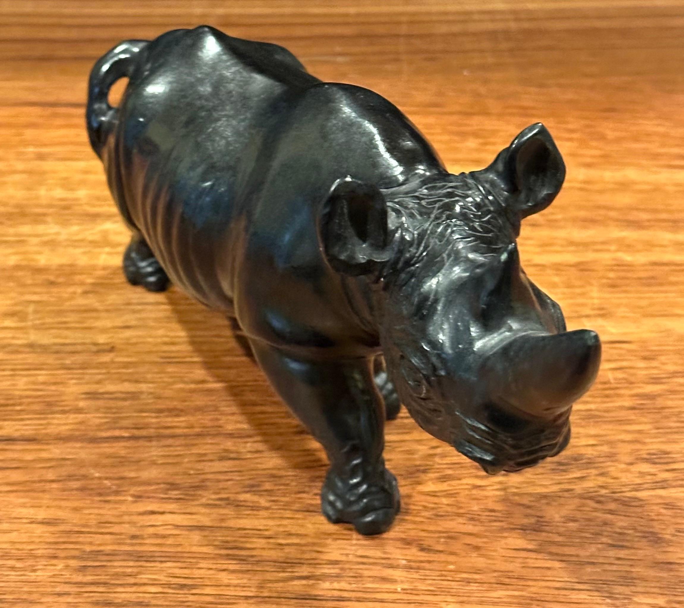 Handgeschnitztes afrikanisches Breitmaulnashorn / Rhinozeros Marmorskulptur - Signiert im Angebot 1
