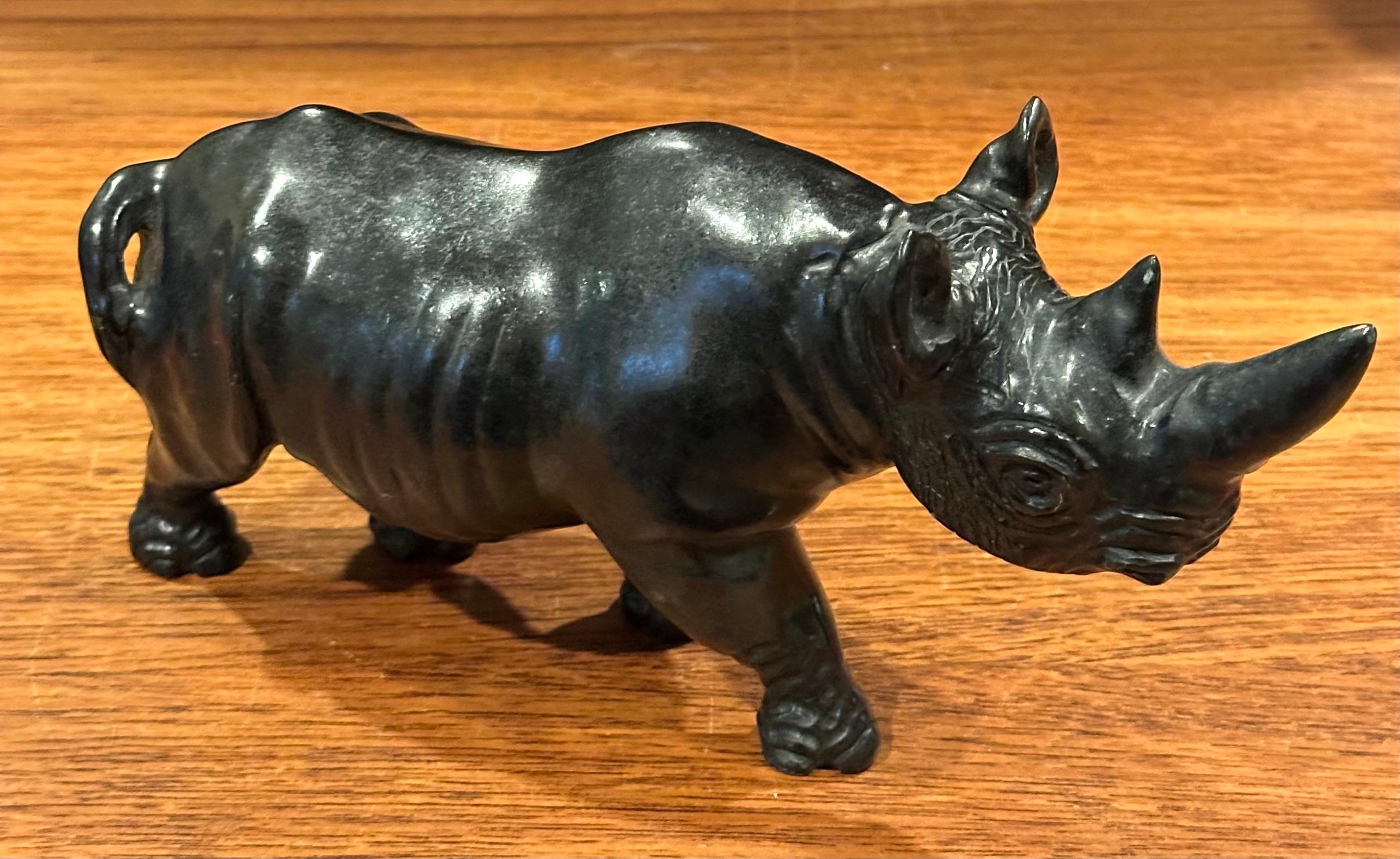 Handgeschnitztes afrikanisches Breitmaulnashorn / Rhinozeros Marmorskulptur - Signiert im Angebot 2
