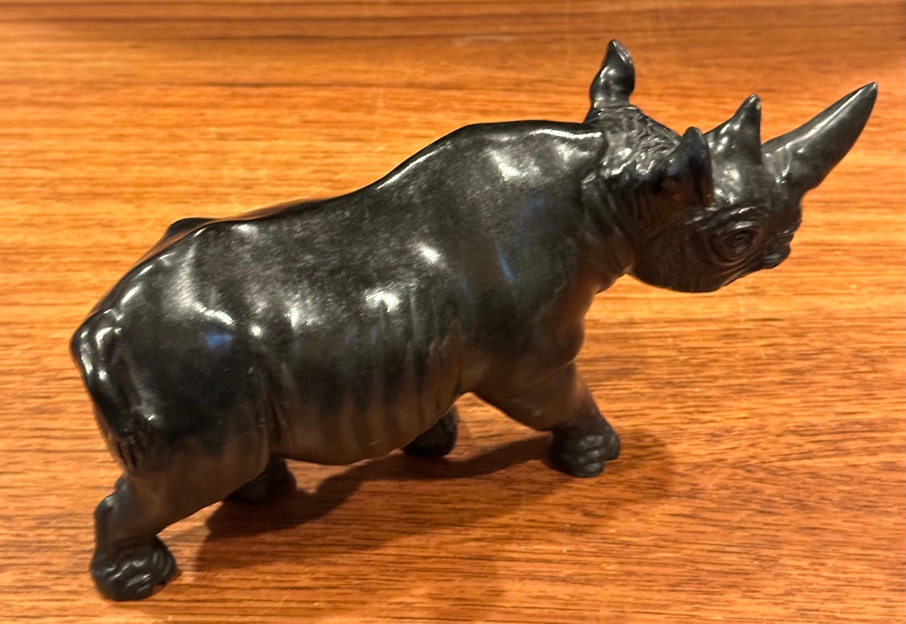 Handgeschnitztes afrikanisches Breitmaulnashorn / Rhinozeros Marmorskulptur - Signiert im Angebot 3