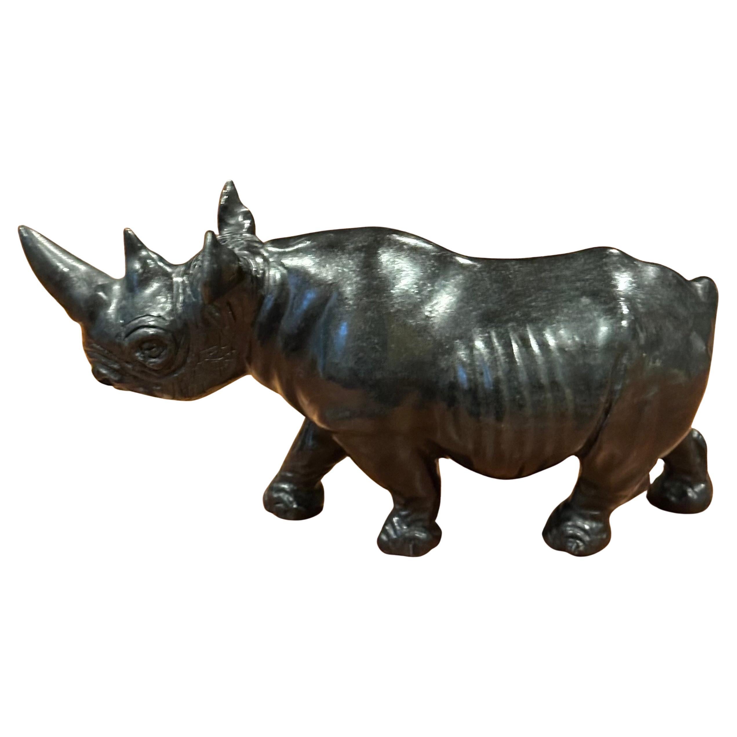 Handgeschnitztes afrikanisches Breitmaulnashorn / Rhinozeros Marmorskulptur - Signiert im Angebot